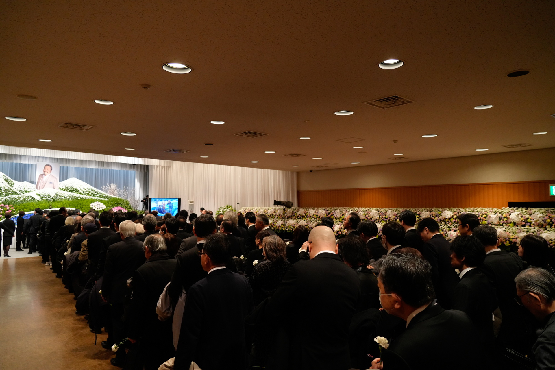 献花に並ぶ皆さま