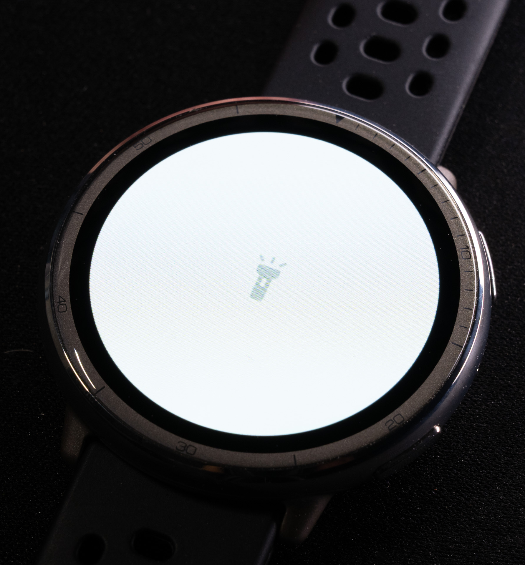 地味だけど、気に入ってるのがライト機能。赤ライトがあるのですよ。赤色だと瞳孔が閉じにくいので天体観測や星景撮影時に便利なのだ