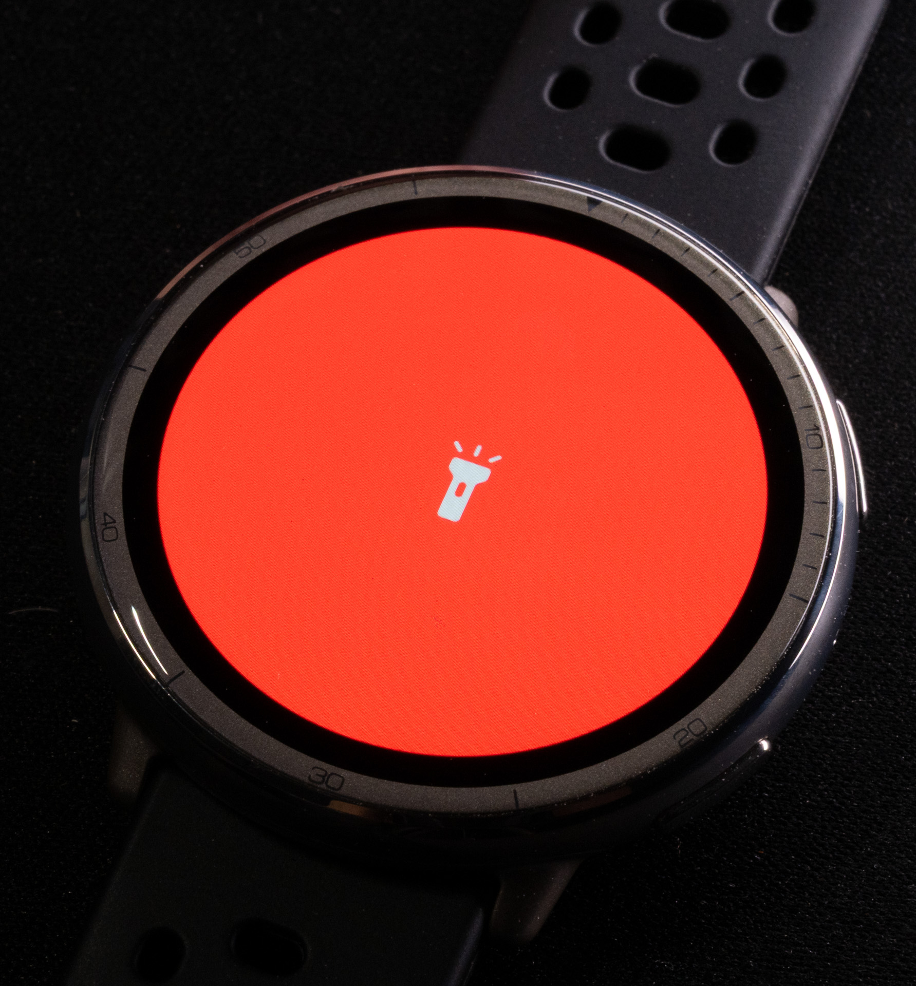 地味だけど、気に入ってるのがライト機能。赤ライトがあるのですよ。赤色だと瞳孔が閉じにくいので天体観測や星景撮影時に便利なのだ