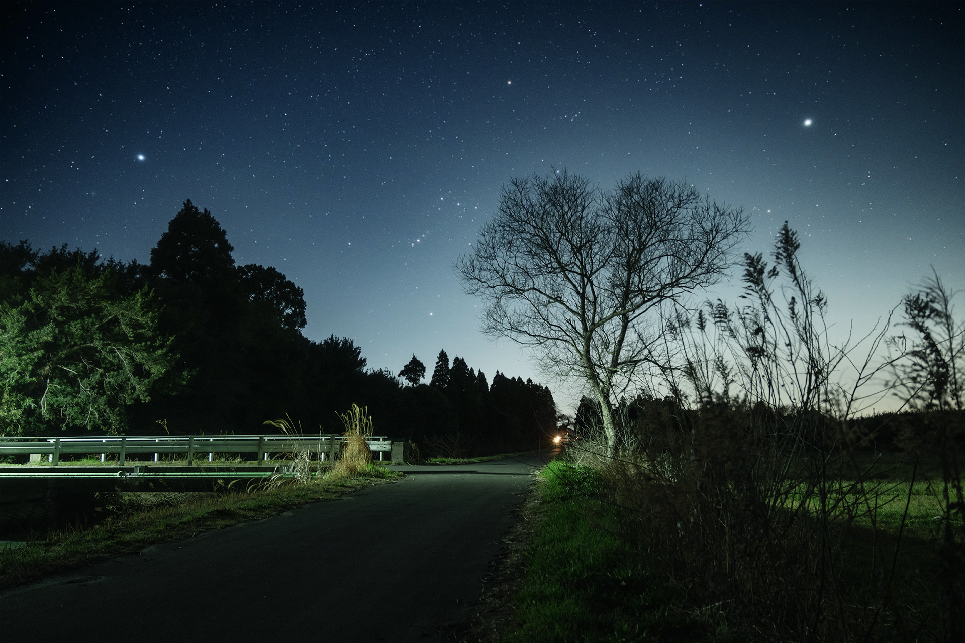 ちょっと寒い日が続いてますけど、4月にもなると日没後すぐに沈みゆくオリオン座を見ると、ああ夏に向かってゆく季節なのねえと、季節の移ろいを感じちゃうわけです。今回の記事中でロケハンした場所でオリオン座を撮ってみた1枚です。昼間のうちに、ああここで星を撮りたいなあって場所を探しとくわけです。夜になっちゃうと周りが見えないからね。さよならオリオン！