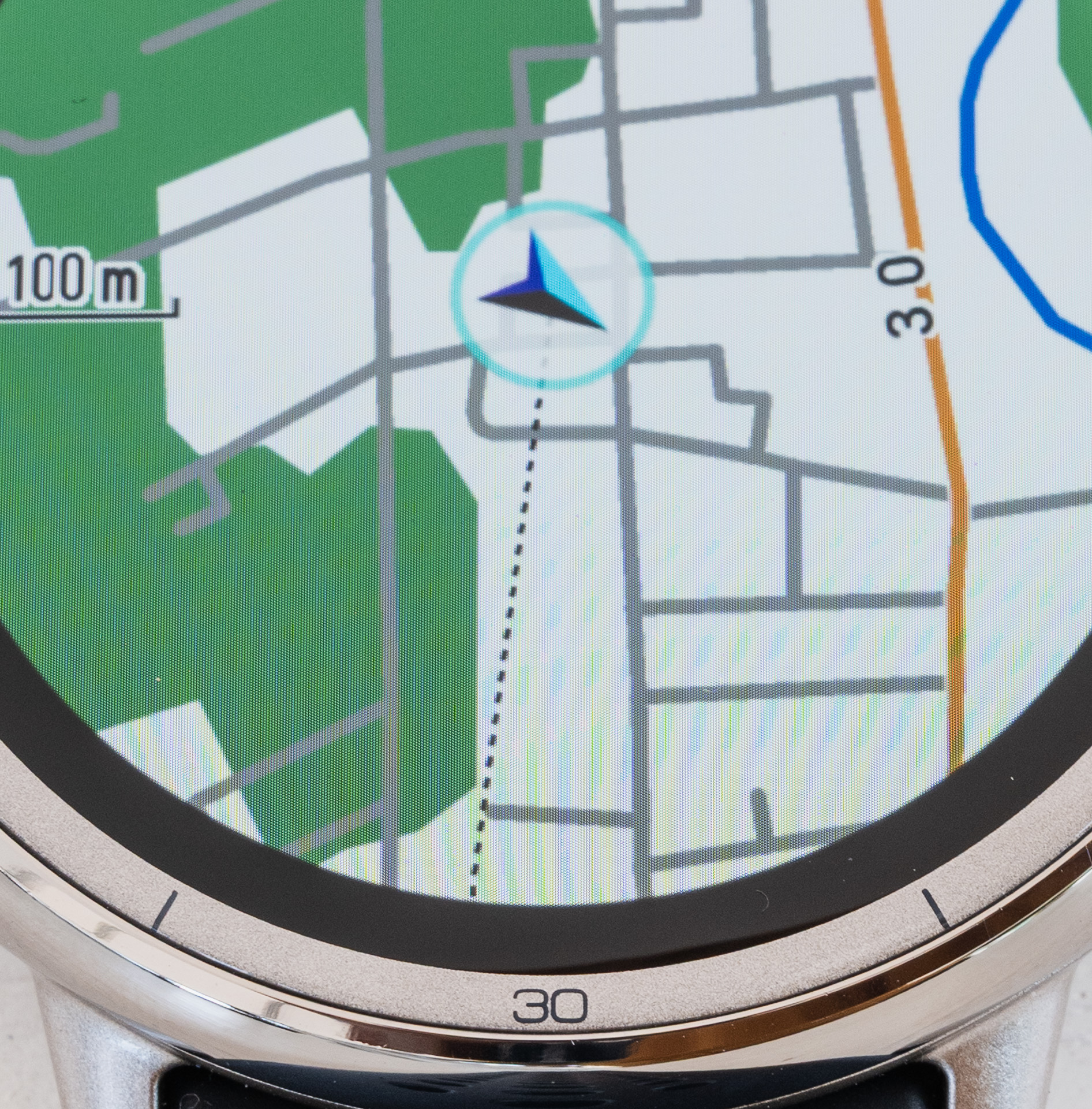 写真を拡大。現在位置から伸びている黒い点線が作成ルートの方向