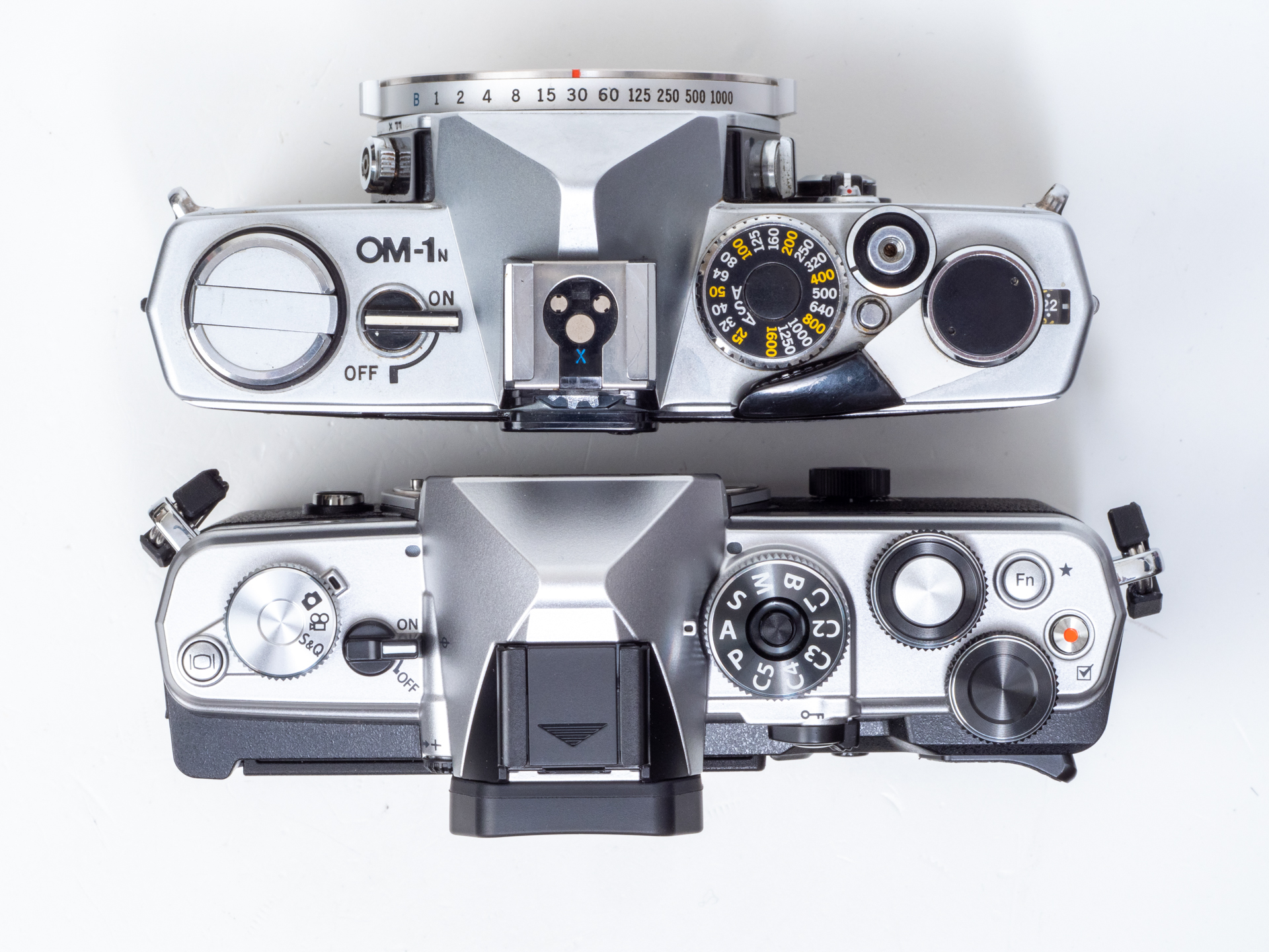 軍艦部はフィルムOM-1と比較するとけっこう賑やかな印象です。上から見るとボタン、ダイヤル類で「マル」のカタチが増えた印象です。