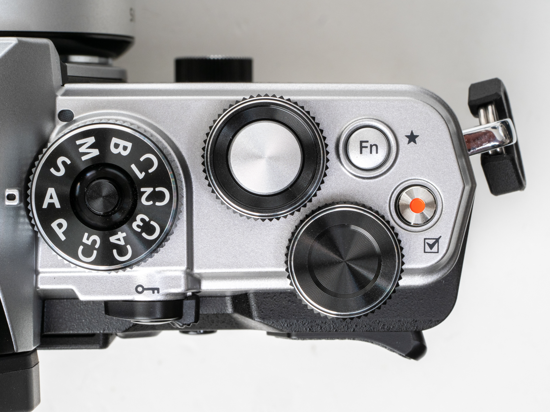 ニコンZfみたいに、なんちゃってケーブルソケットをつけておけばいいのにと思いました。穴がないとソフトシャッターレリーズをつけられないじゃないですか。