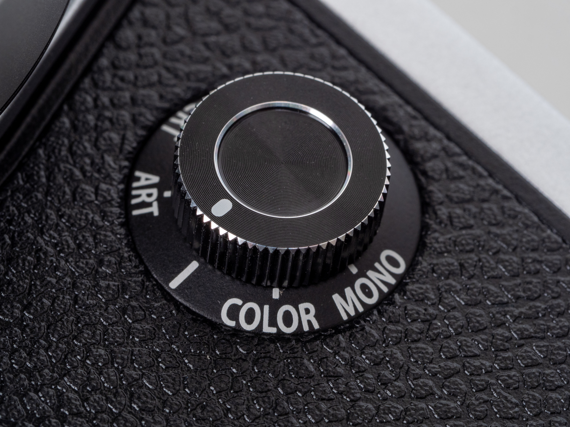 クリエイティブダイヤルですね。グリップがないので指がかりにはなりますが、少し抵抗感ありますね。