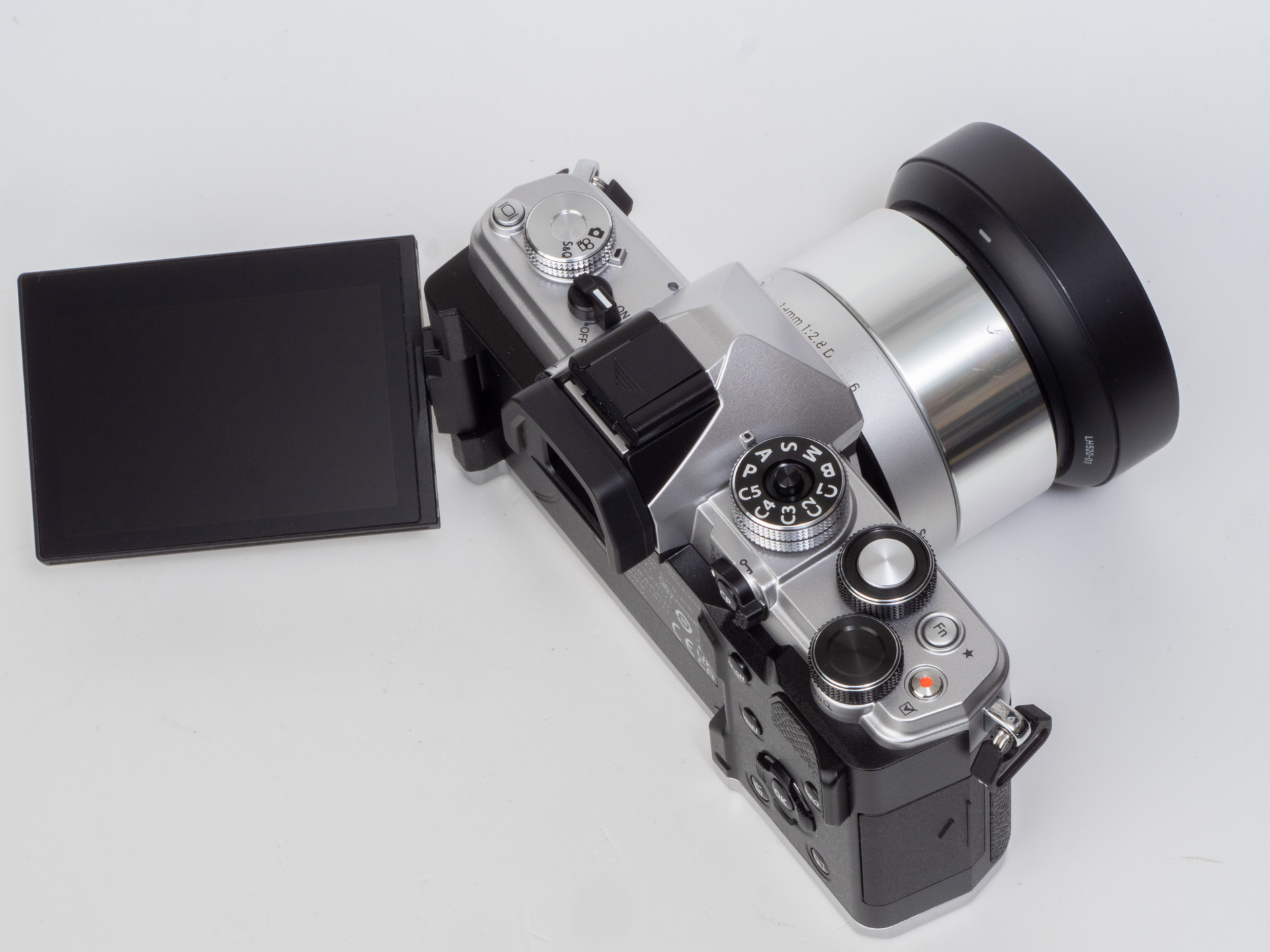 バリアングルモニターにはもう慣れましたから、どんどん採用していただいて大丈夫です。ただ、作り込みはもうちょい高級感欲しいですね。