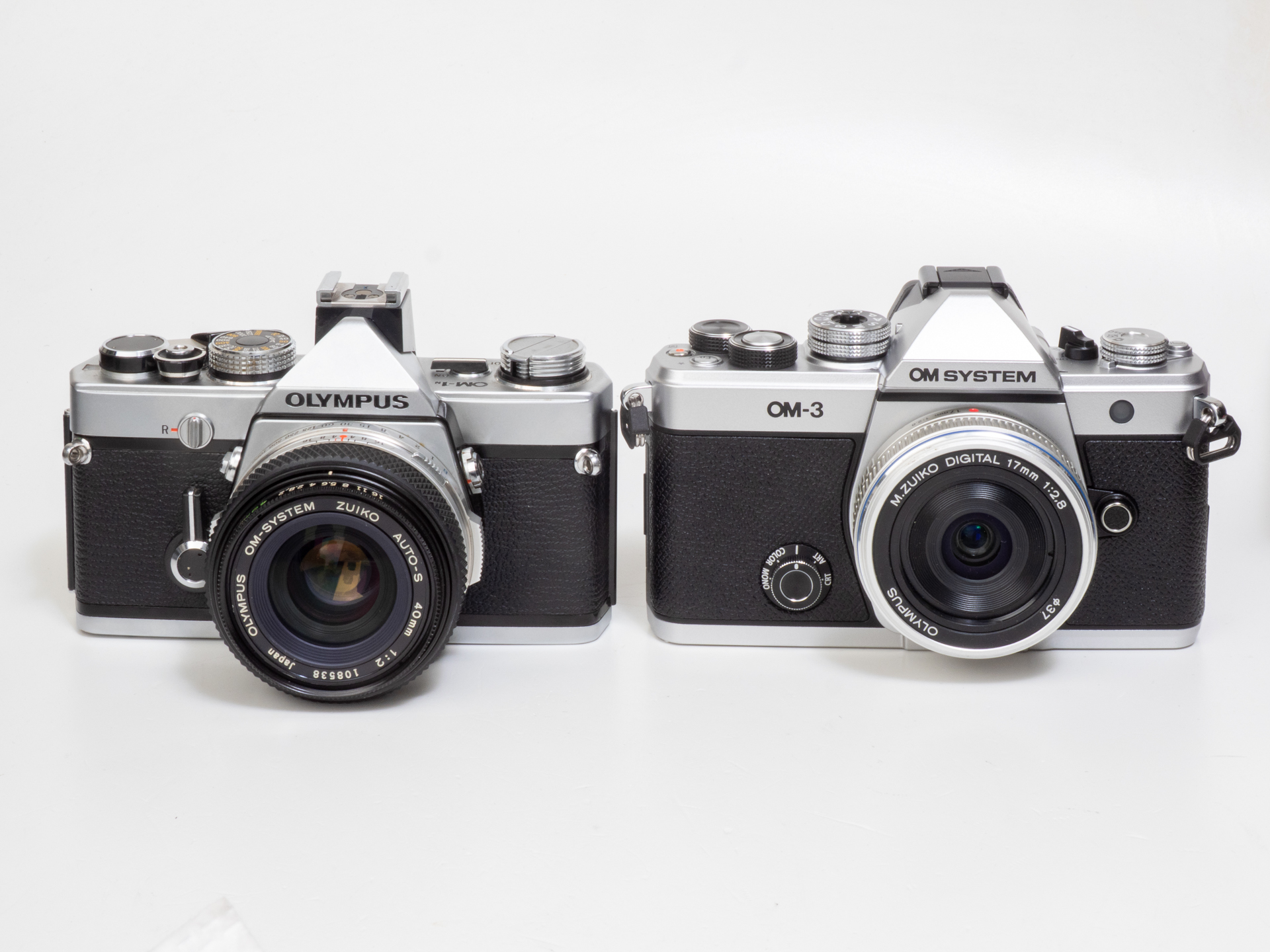 フィルム一眼レフのOM-1N（1979年）とOM-3を並べてみます。似ているといえばそうですけど、OM-1Nを発売日から使用しているので、なんだか、ちょっと恥ずかしさを感じます。OM-1Nも現役使用中だからです。