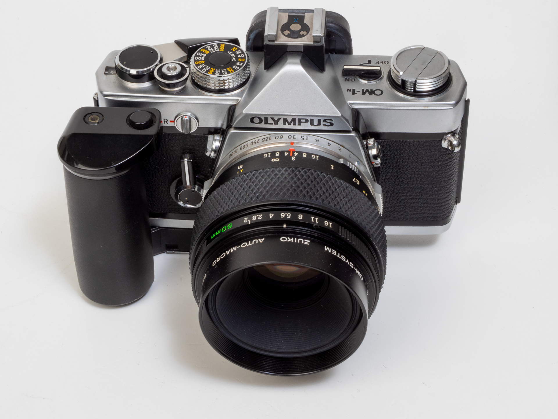 フィルムOM-1にはモータードライブ1という専用のモータードライブが用意されているのですが、これが小さくていいわけです。バッテリーは着脱式で、はずすと底面が薄いのです。OM-3にはこのグリップに似せたデザインで、中にバッテリーを仕込むというのはどうでしょうか。