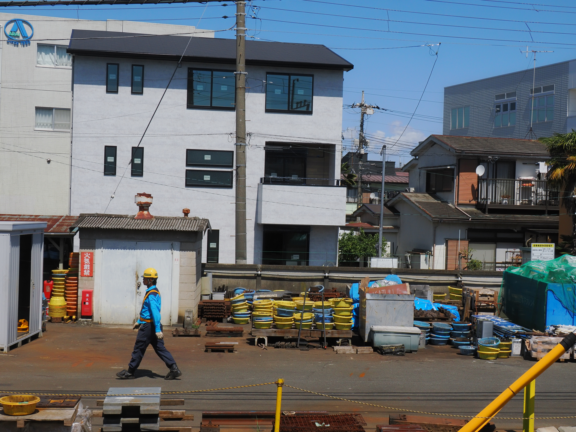 目についた光景は片っ端からいただきます。とにかく気張らずに使えるカメラ、どこへでも持っていけるカメラとして優秀です。<br><span class="fnt-85">OM SYSTEM OM-3／M.ZUIKO DIGITAL ED 12-100mm F4.0 IS PRO／25mm（50mm相当）／プログラムAE（1/800秒、F11、−0.7EV）／ISO 400</span>