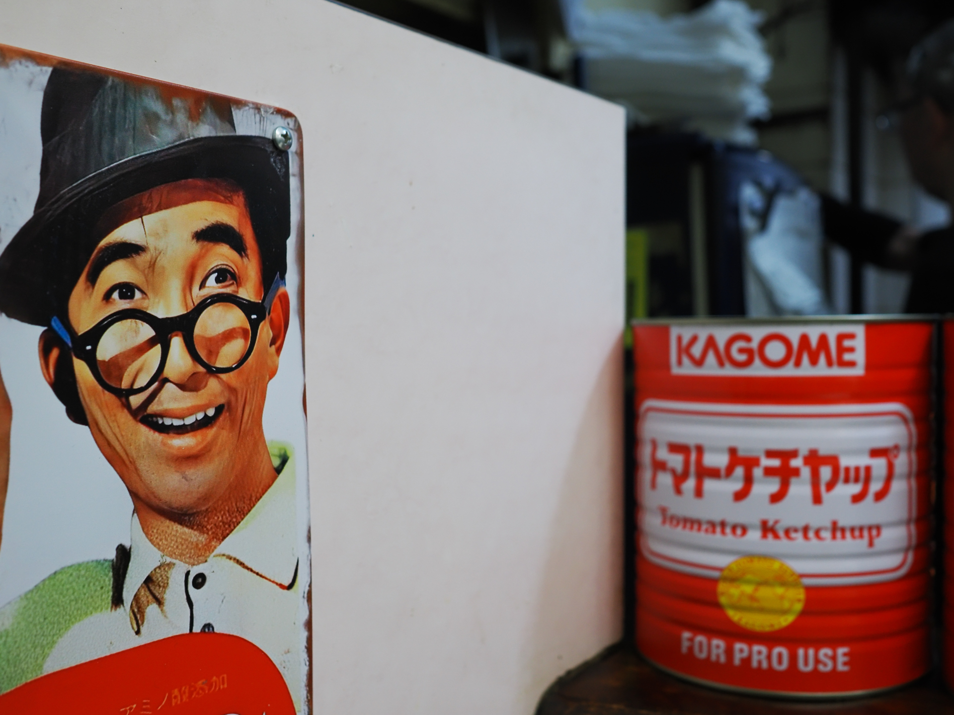 街の定食屋さんにお昼に入ったらこの人に見つめられて食事をすることになり落ち着きませんから、仕返しに撮影しました。顔認識はさっと機能しました。<br><span class="fnt-85">OM SYSTEM OM-3／M.ZUIKO DIGITAL 17mm F1.8 lI／17mm（34mm相当）／プログラムAE（1/125秒、F3.5、−0.7EV）／ISO 400</span>