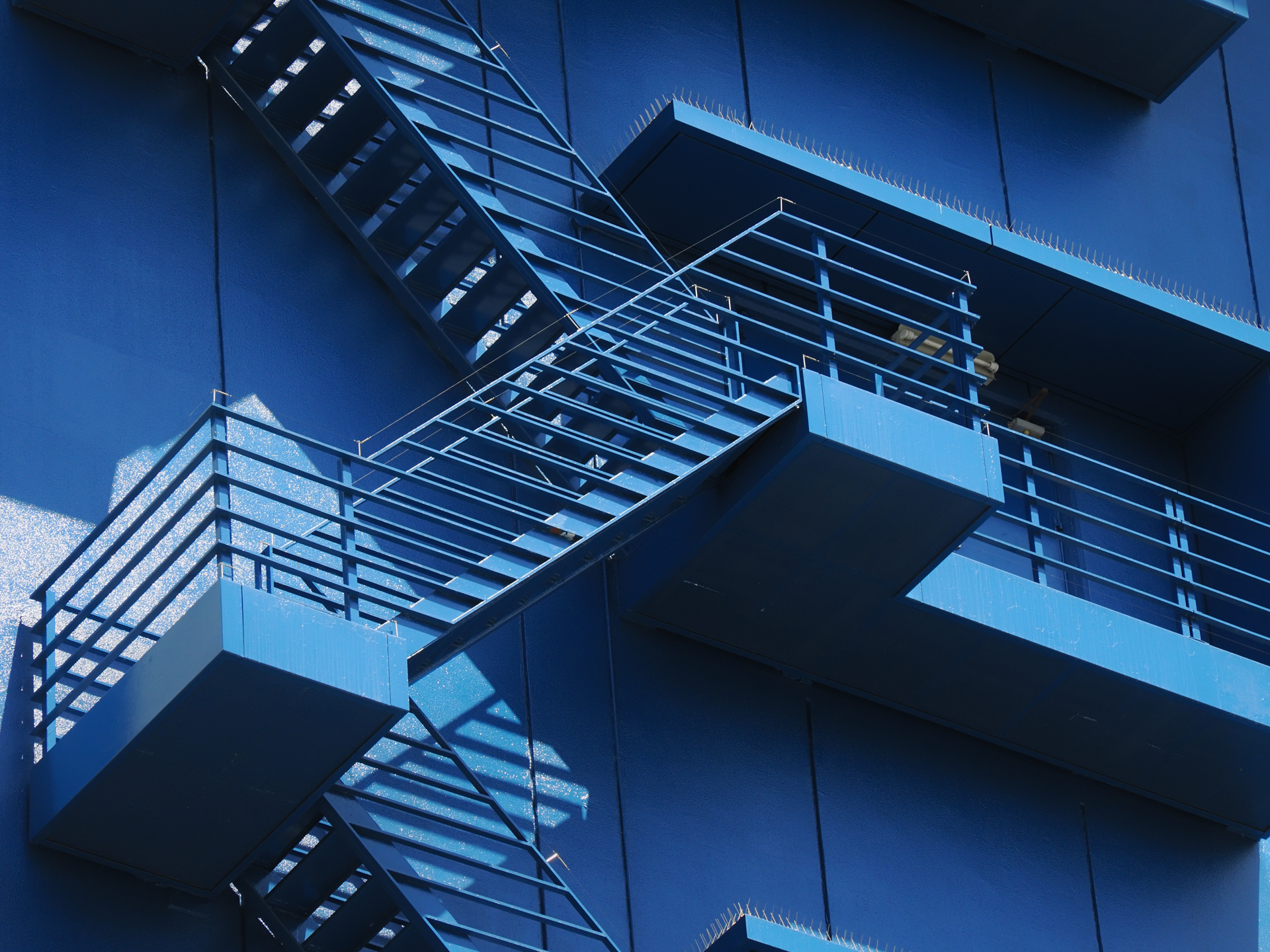 右はクロスプロセス設定で撮影しています。単色の色の階段だったので、良いのではないかと。色の深みというより、OM-3はどのような解釈をするかが知りたかったわけです。<br><span class="fnt-85">OM SYSTEM OM-3／M.ZUIKO DIGITAL ED 12-100mm F4.0 IS PRO／61mm（122mm相当）／プログラムAE（1/400秒、F8.0、−1.0EV）／ISO 400</span>