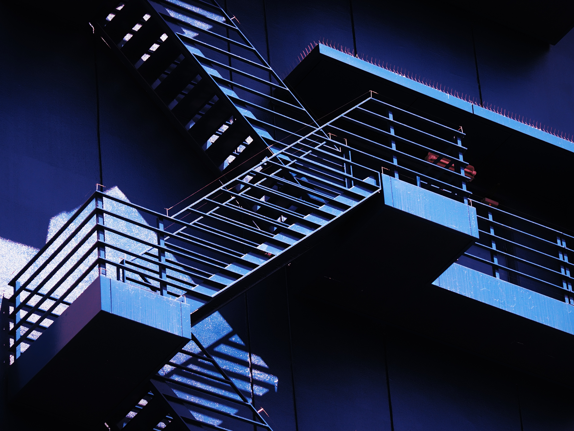 右はクロスプロセス設定で撮影しています。単色の色の階段だったので、良いのではないかと。色の深みというより、OM-3はどのような解釈をするかが知りたかったわけです。<br><span class="fnt-85">OM SYSTEM OM-3／M.ZUIKO DIGITAL ED 12-100mm F4.0 IS PRO／61mm（122mm相当）／プログラムAE（1/400秒、F8.0、−1.0EV）／ISO 400</span>