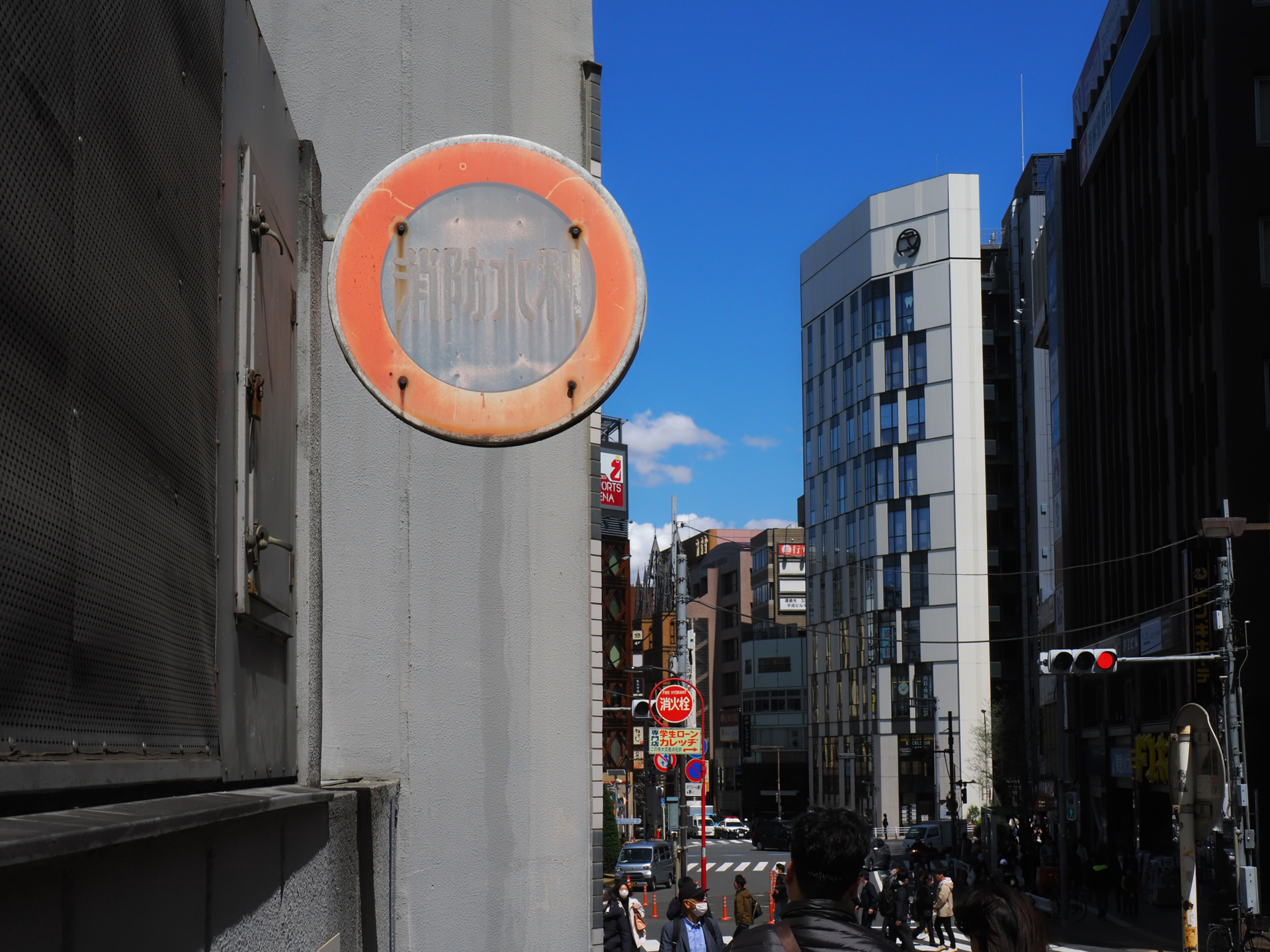 頭の上にカメラを上げて、ノールックで撮ってます。周囲が明るいので、バリアングルモニターもよく見えませんからテキトーに撮ったんですが、大丈夫でした。<br><span class="fnt-85">OM SYSTEM OM-3／M.ZUIKO DIGITAL ED 12-100mm F4.0 IS PRO／24mm（48mm相当）／プログラムAE（1/1,250秒、F11、−0.7EV）／ISO 400</span>