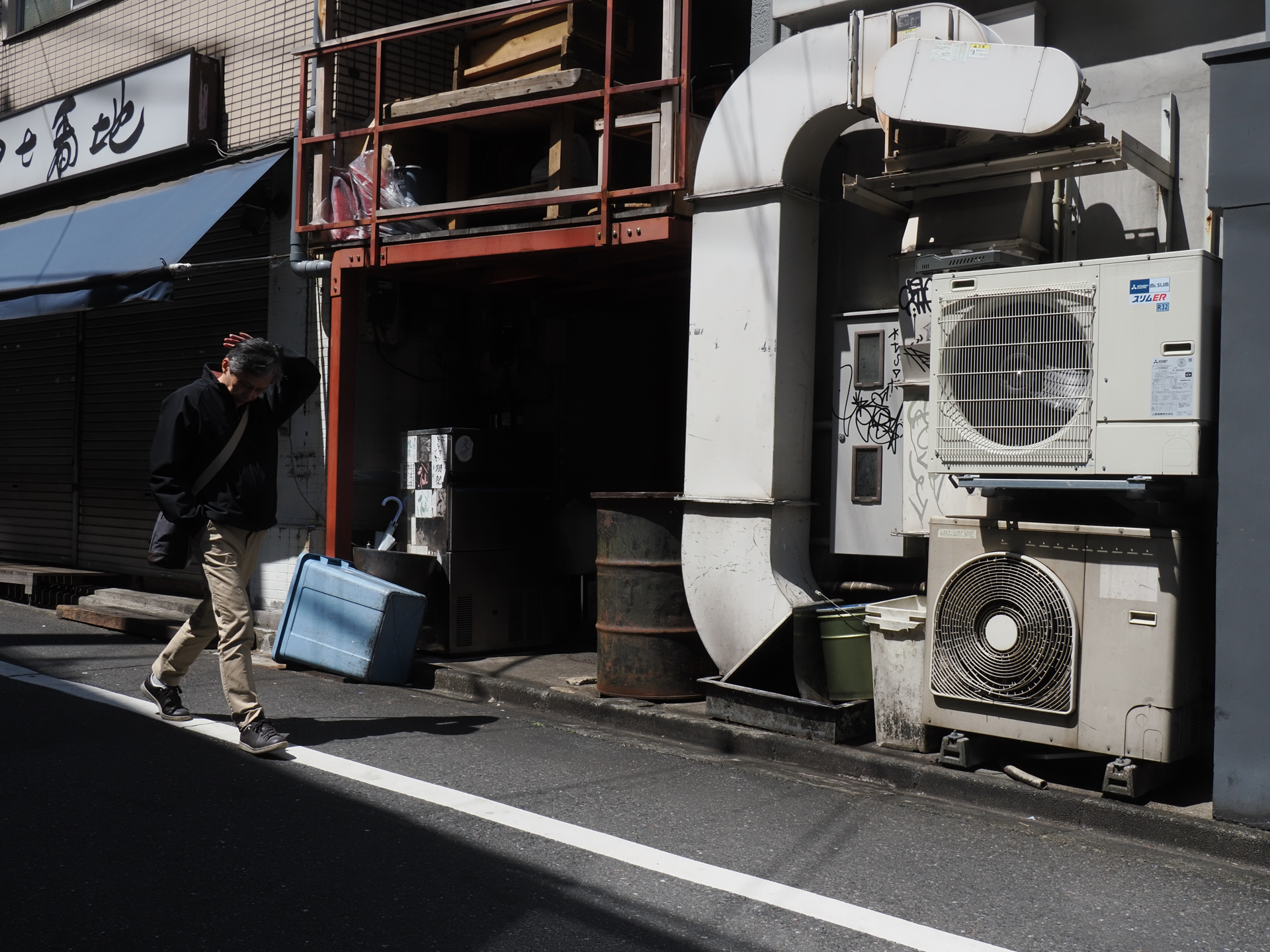 盛り場の昼間、それこそ眠そうな町なわけです。目を覚ますために、シャドーは成り行きにて、コントラストが強い条件でパリッとした仕上げになりました。<br><span class="fnt-85">OM SYSTEM OM-3／M.ZUIKO DIGITAL ED 12-100mm F4.0 IS PRO／18mm（36mm相当）／プログラムAE（1/500秒、F11、−0.7EV）／ISO 400</span>