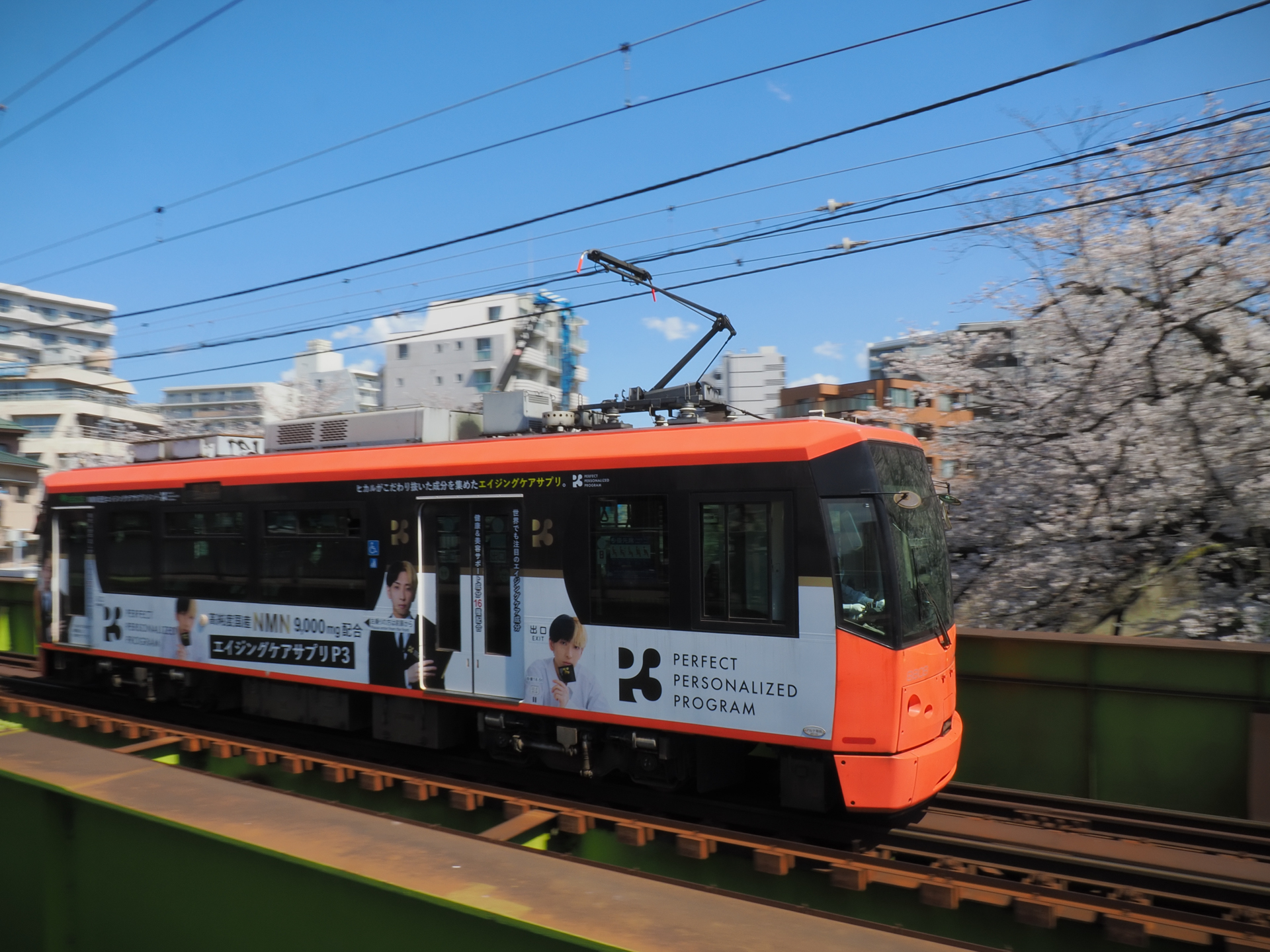 電車の写真とか筆者は1mmも興味がないので撮影するとものすごくヘタです。流し撮りのマネっこをちょっとだけしたのですが、ニュークレール１を反映させてみました（右）。少しはごまかせますか？<br><span class="fnt-85">OM SYSTEM OM-3／M.ZUIKO DIGITAL ED 12-100mm F4.0 IS PRO／12mm（24mm相当）／プログラムAE（1/64秒、F22、−0.7EV）／ISO 200</span>