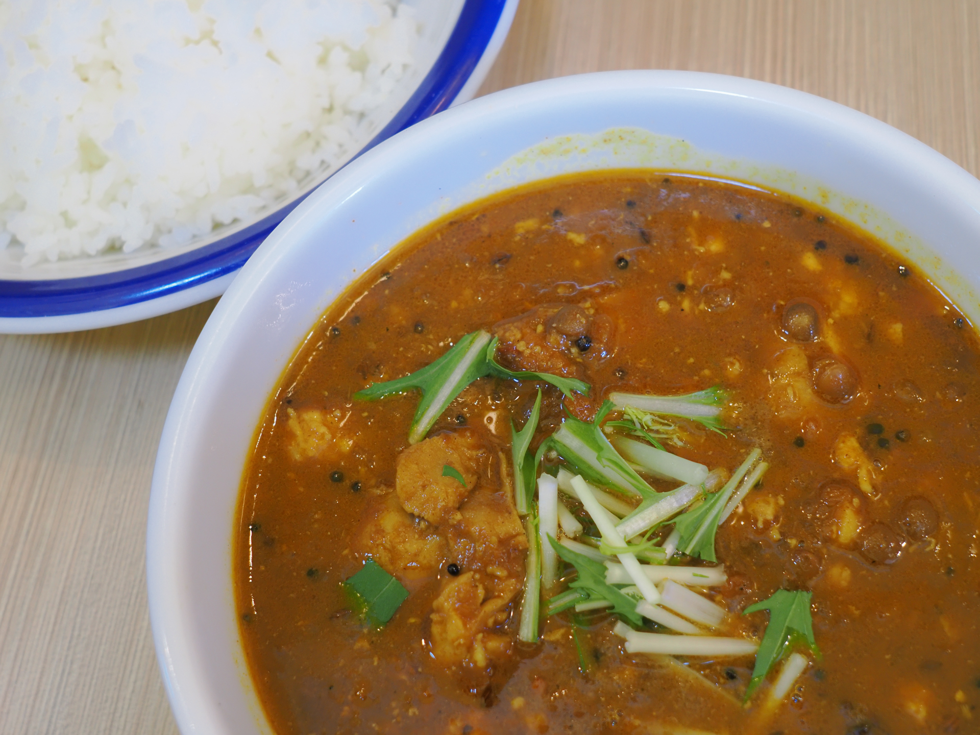 カレーはなかなか上手く撮れない代表の料理かも。豆とチキンのカレーですが、クリアで良い感じの再現性です。<br><span class="fnt-85">OM SYSTEM OM-3／SIGMA 19mm F2.8 DN／19mm（38mm相当）／プログラムAE（1/80秒、F4.5、−0.3EV）／ISO 800</span>