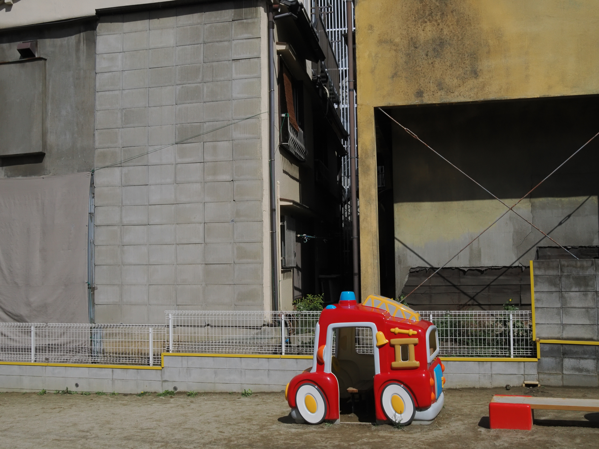 都市の隙間みたいなところにふと、こういう光景を見つけるとまったりしますね。素直にサクっと撮れて、しかも高画質です。<br><span class="fnt-85">OM SYSTEM OM-3／SIGMA 19mm F2.8 DN／19mm（38mm相当）／プログラムAE（1/2,500秒、F11、−0.7EV）／ISO 800</span>