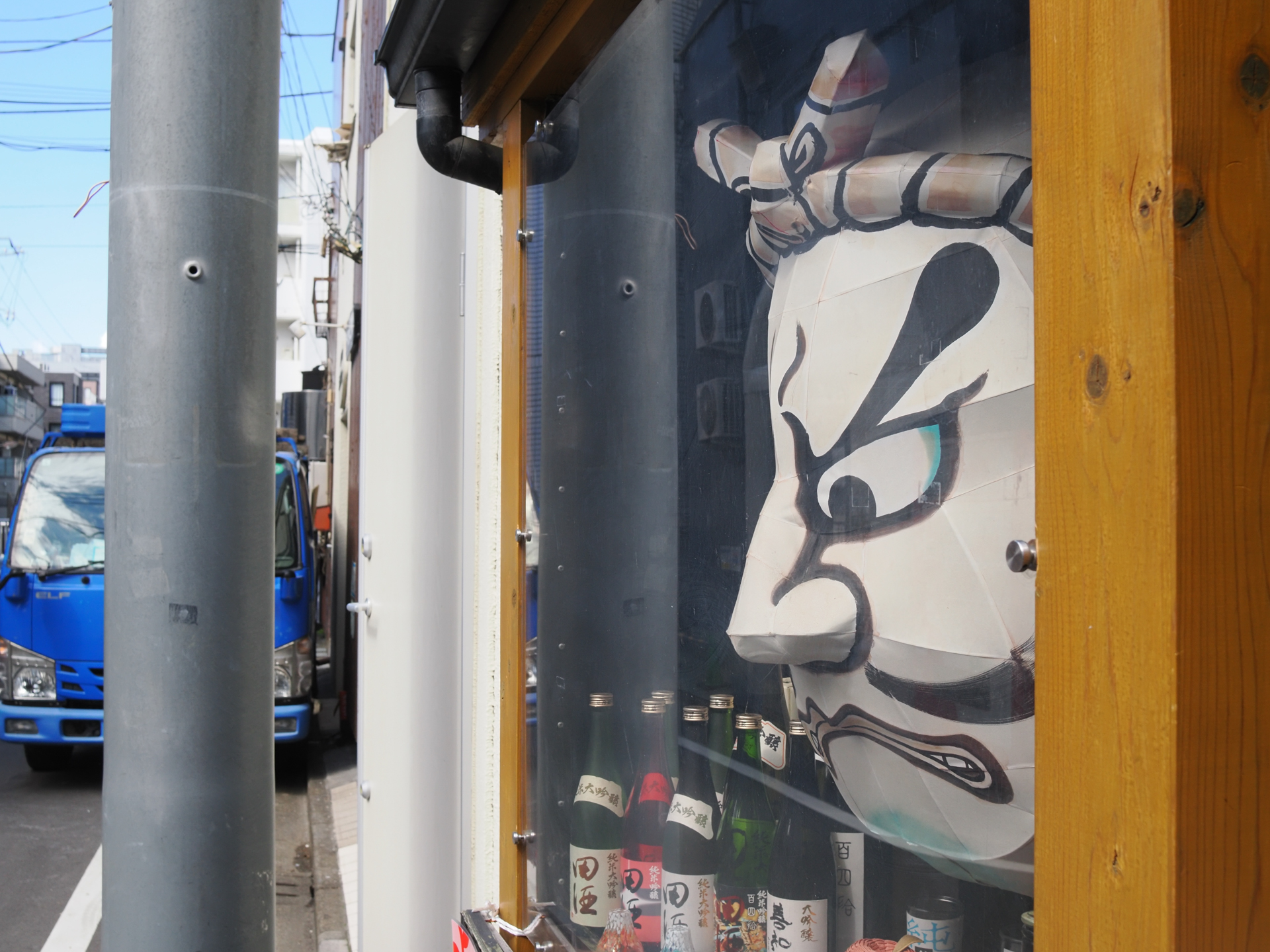 なかなか良い居酒屋さんを発見しました、今度入ってみます。実焦点距離が短いので被写界深度が深く、すぐにパンフォーカスになります。<br><span class="fnt-85">OM SYSTEM OM-3／SIGMA 19mm F2.8 DN／19mm（38mm相当）／プログラムAE（1/320秒、F7.1、±0.0EV）／ISO 400</span>