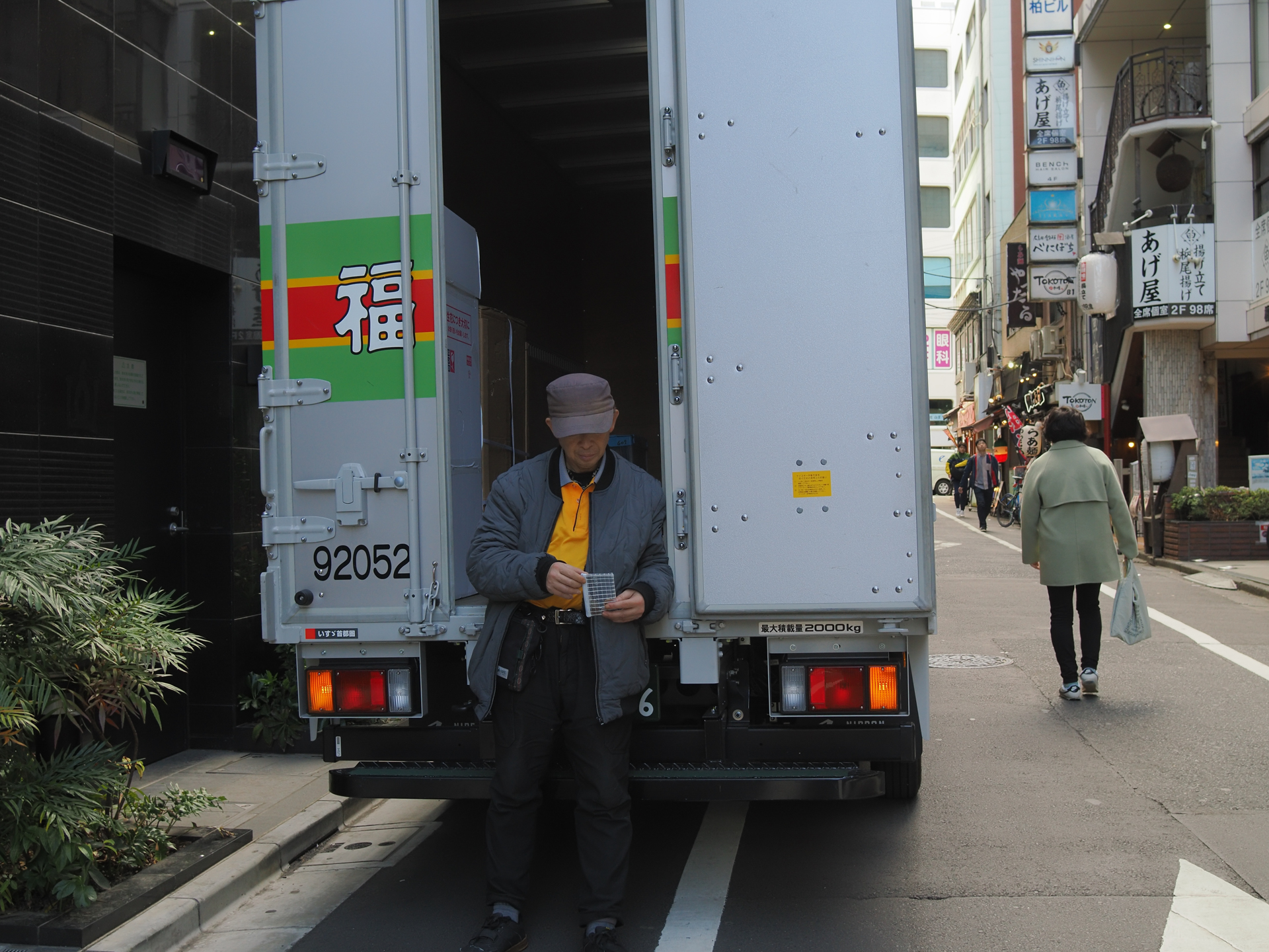 光線状態がフクザツですが、なかなか階調の繋がりがいいですね。クリアであることにも驚いています。<br><span class="fnt-85">OM SYSTEM OM-3／SIGMA 19mm F2.8 DN／19mm（38mm相当）／プログラムAE（1/125秒、F5.6、−0.3EV）／ISO 400</span>