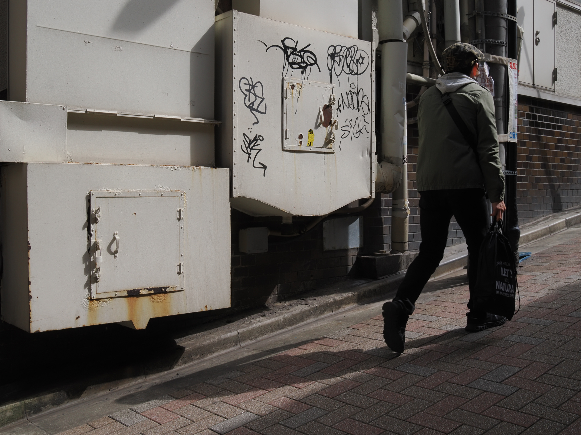 これもパンフォーカスだから納得できる画です。斜光線ですがハイライトの再現も良い感じです。なかなか優れたレンズですが、像面位相差に対応していないようで、オートフォーカスは速くはありません。<br><span class="fnt-85">OM SYSTEM OM-3／SIGMA 19mm F2.8 DN／19mm（38mm相当）／プログラムAE（1/500秒、F11、−0.3EV）／ISO 400</span>