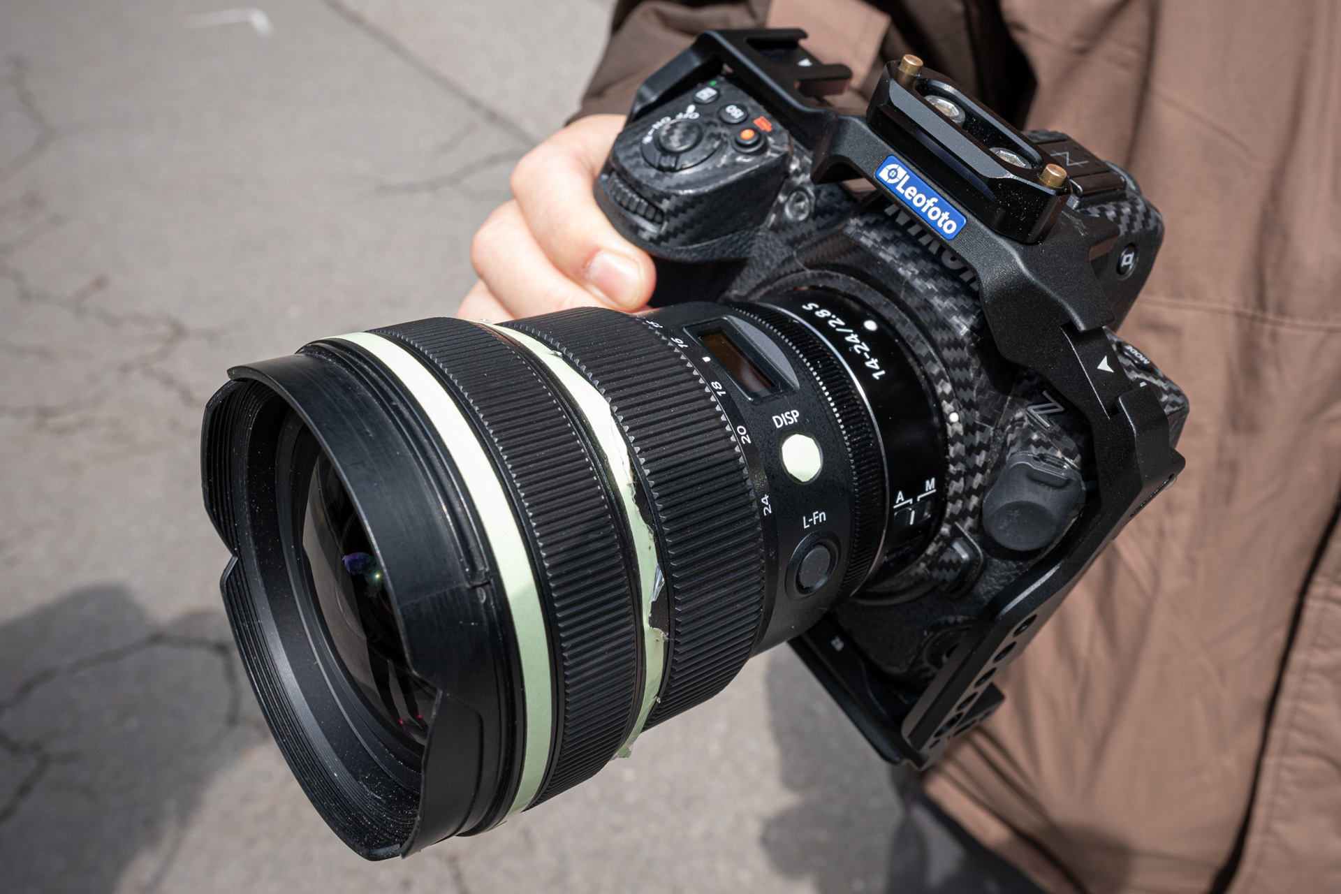 成澤さんのZ8とNIKKOR Z 14-24mm f/2.8 S。ケージを付けたり蓄光テープを貼るなど工夫されている