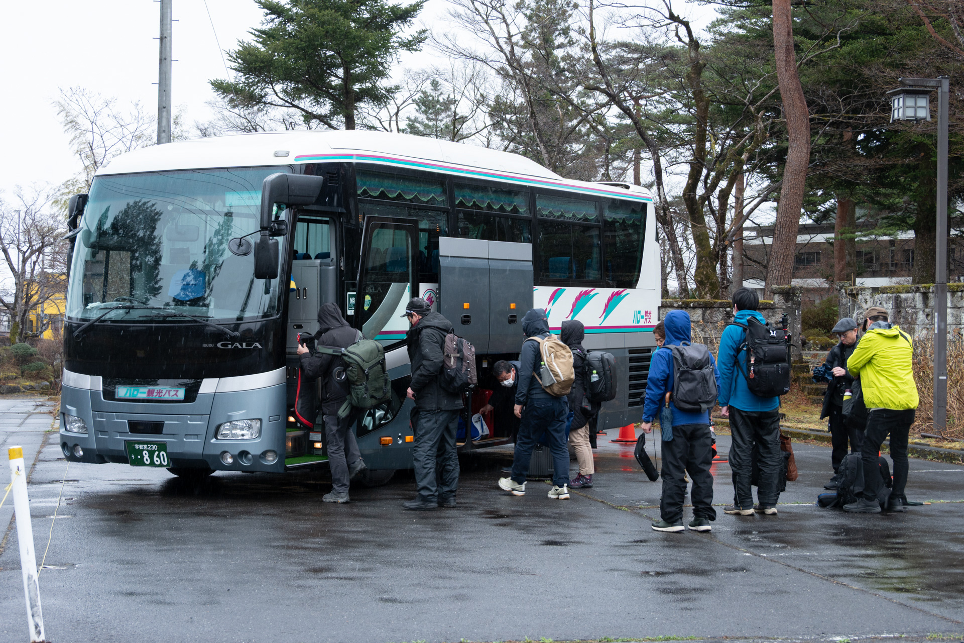 バスに乗り込むメンバー