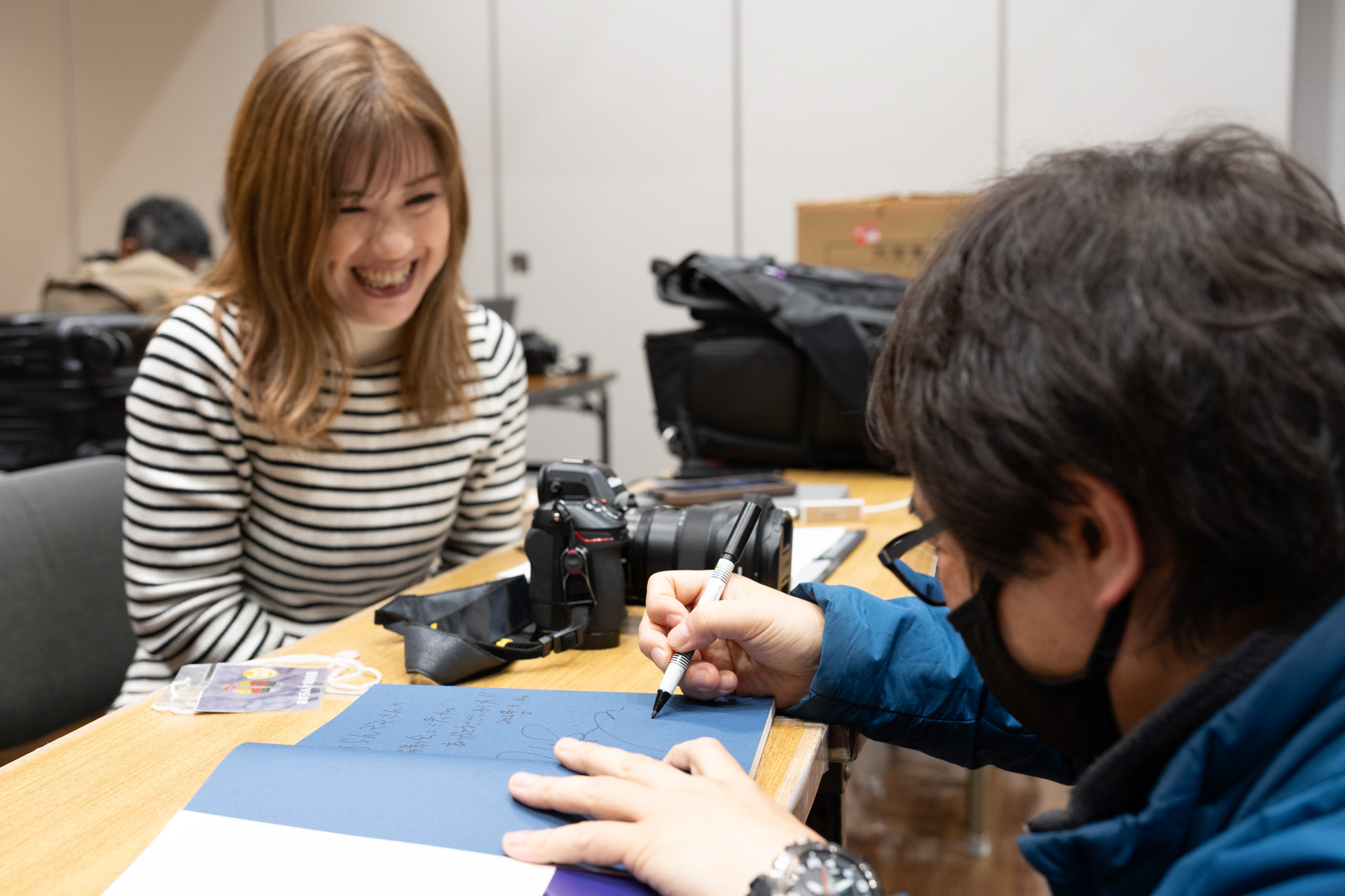 成澤さんの著書を持参しサインをもらうメンバーも