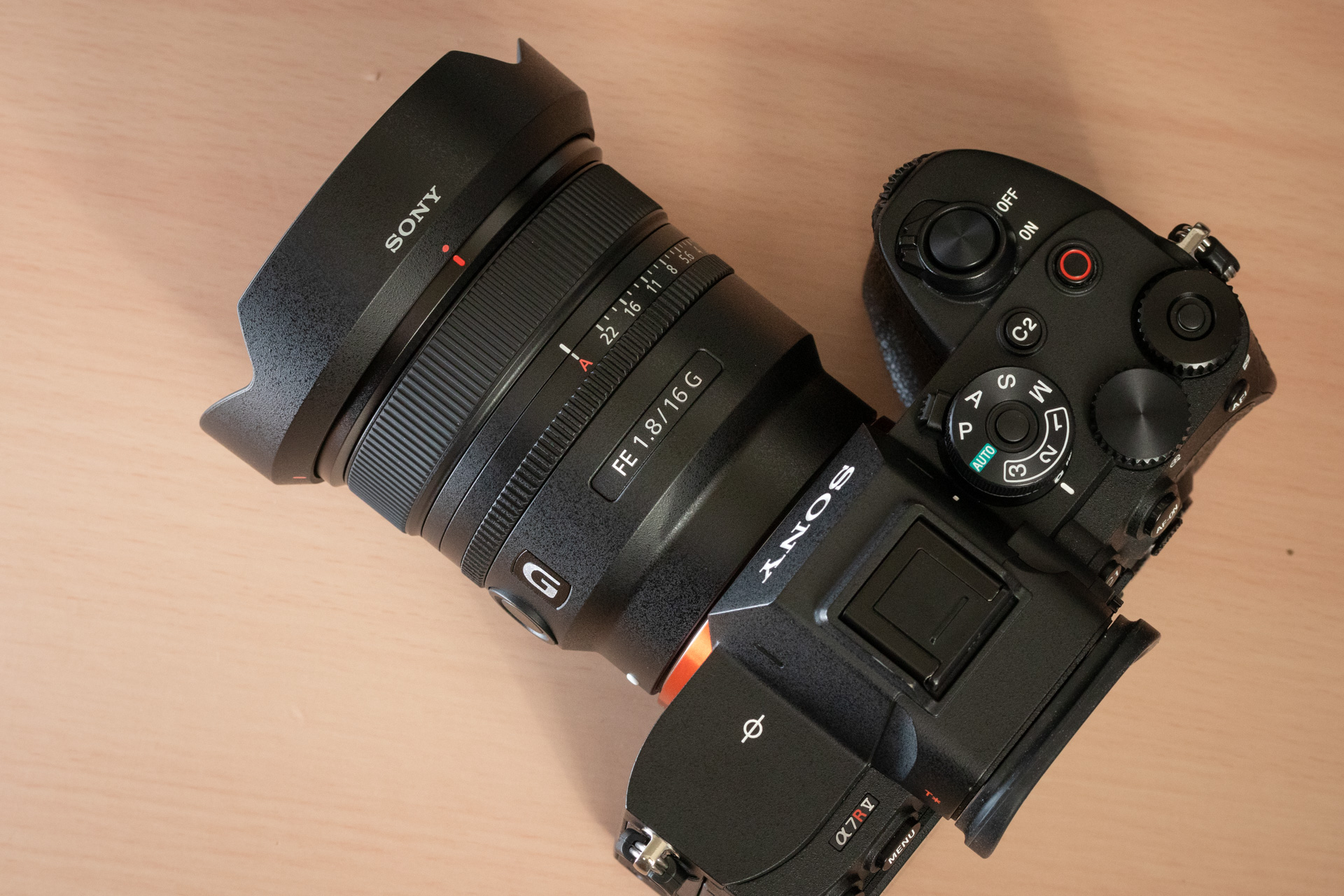 同梱のフードを装着したところ