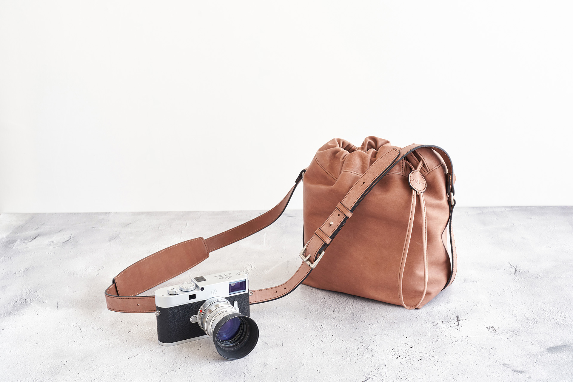 A Snowy Day London 1979 フルホースハイドレザーシルバーブラス（ダークベージュ）