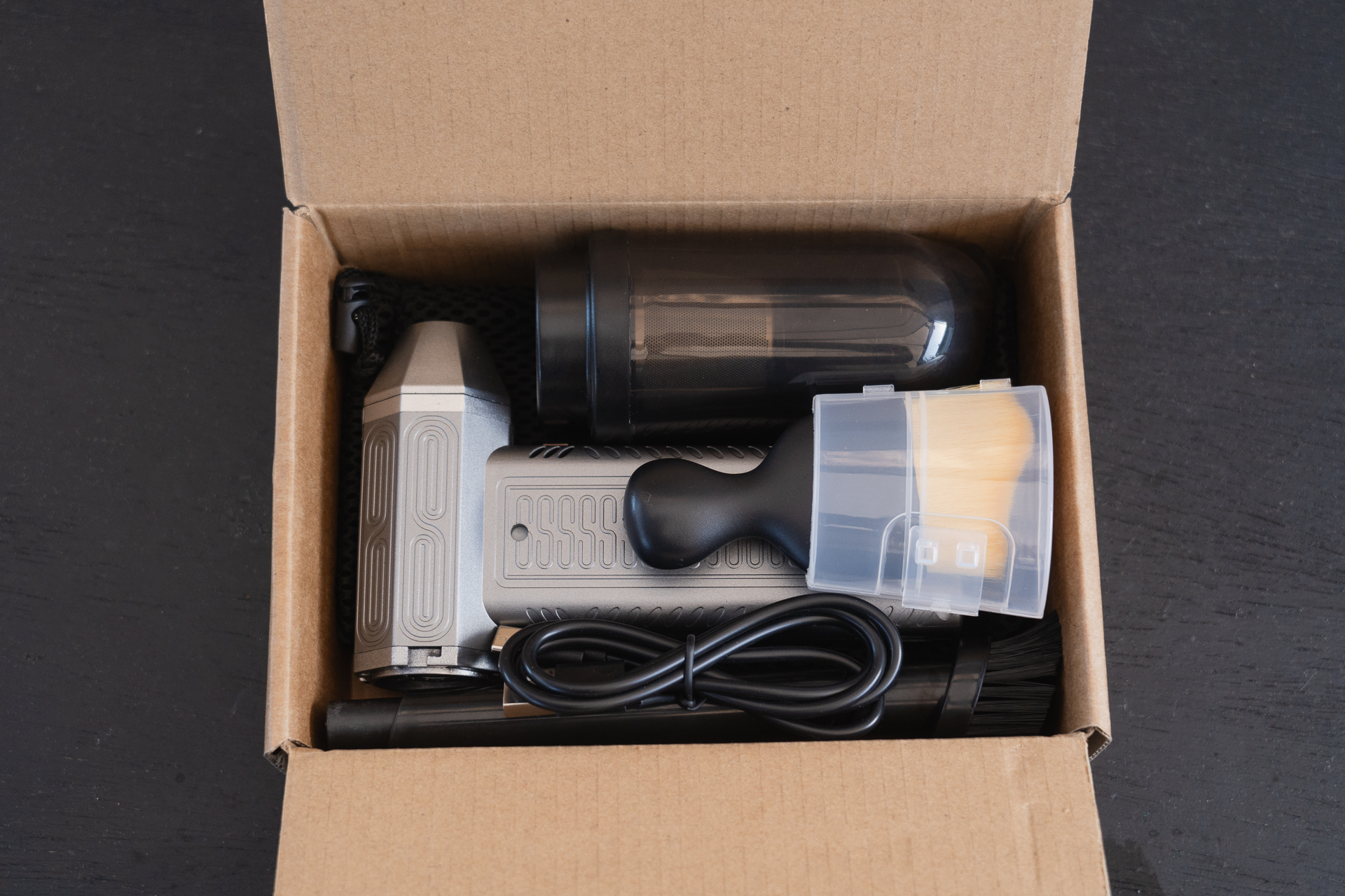 中華あるあるなのですが、箱から出したらもう2度と入れられません。たくさん、付属品があるのはありがたいんだけど、もう少し余裕のある箱に入れて欲しいなあ