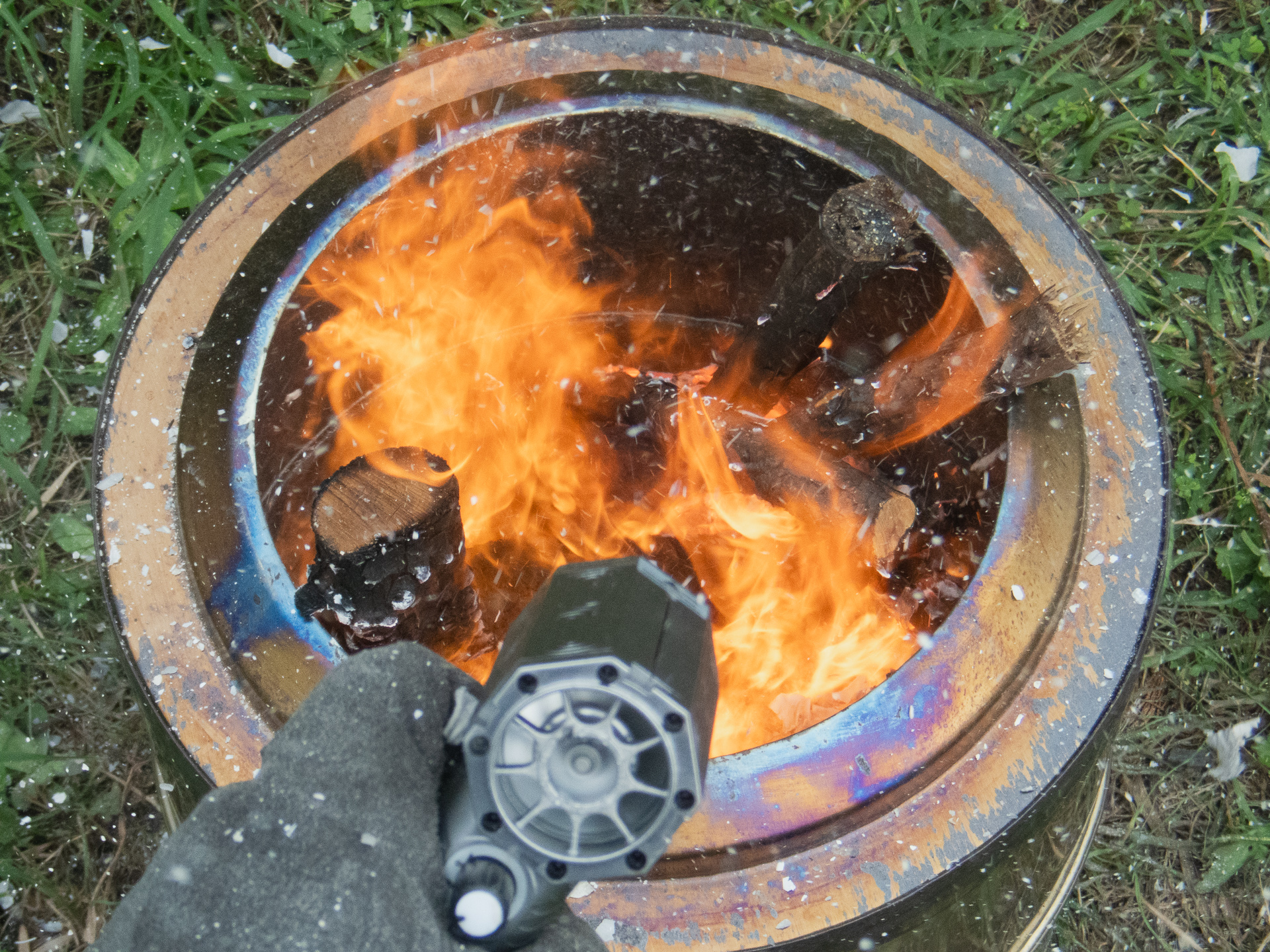 まずは火おこし。びっくりするくらい火が大きくなりました。1m以上離れた場所からでも十分な効き。ただし、これをやると煙に含まれた化合物が本体内に付着します。あまりやらない方がいいかな