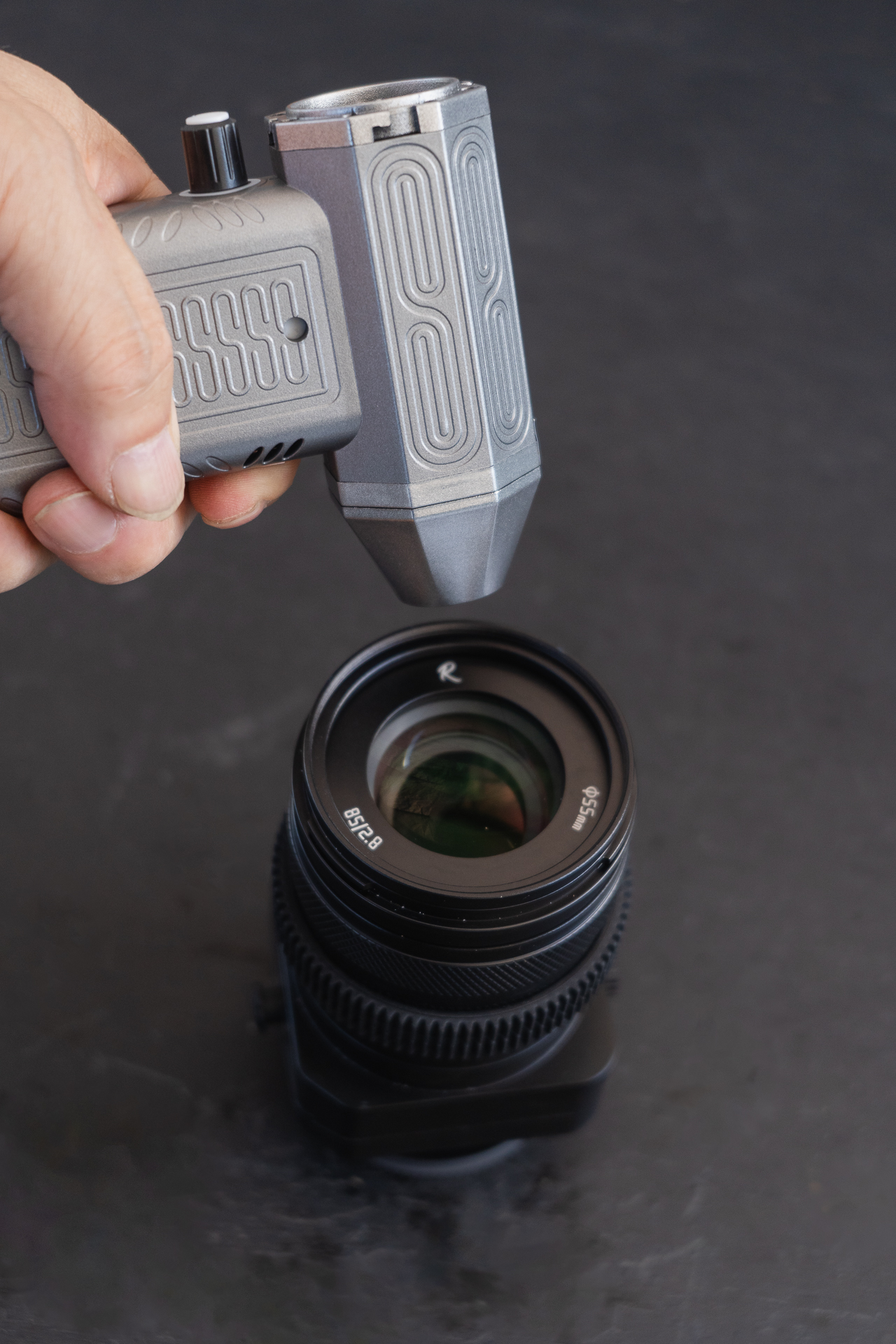 そしてレンズのホコリ取り。使い捨ての缶入りダスターくらいの威力があります