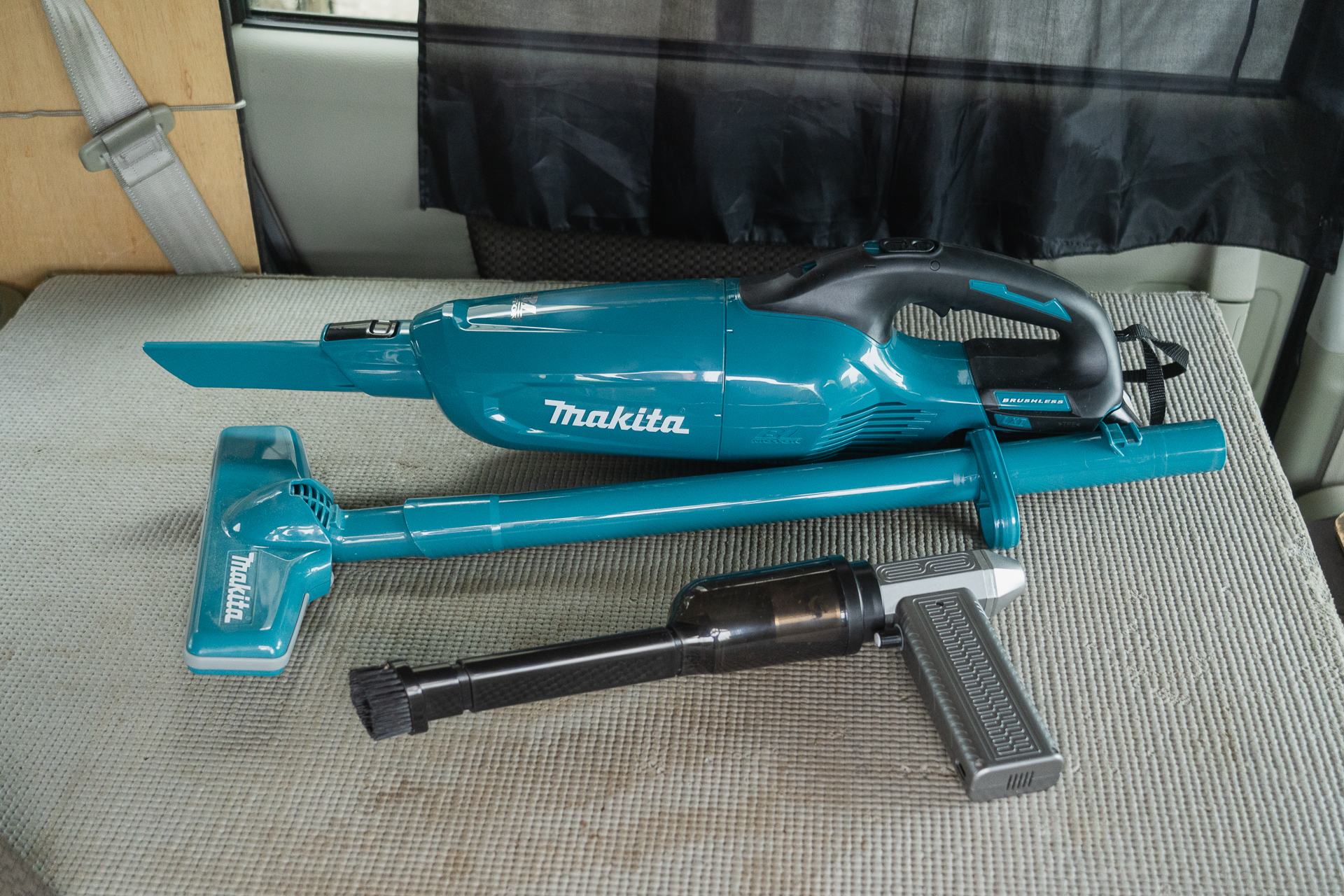 一緒においたのはマキタ コードレス掃除機「CL-280」。車内で使いにくいと感じる大きさではありません。軽くてとても使いやすい大きさです。とはいえ、今回買ったブロワーが掃除機ユニットを取り付けてもとても小さいことがわかりますね
