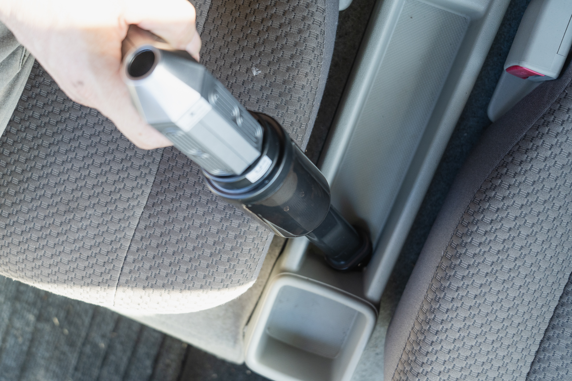 掃除しにくいトレーの隅っこまでしっかり掃除できました。先端のブラシを外せばさらに狭いところにまで届きます