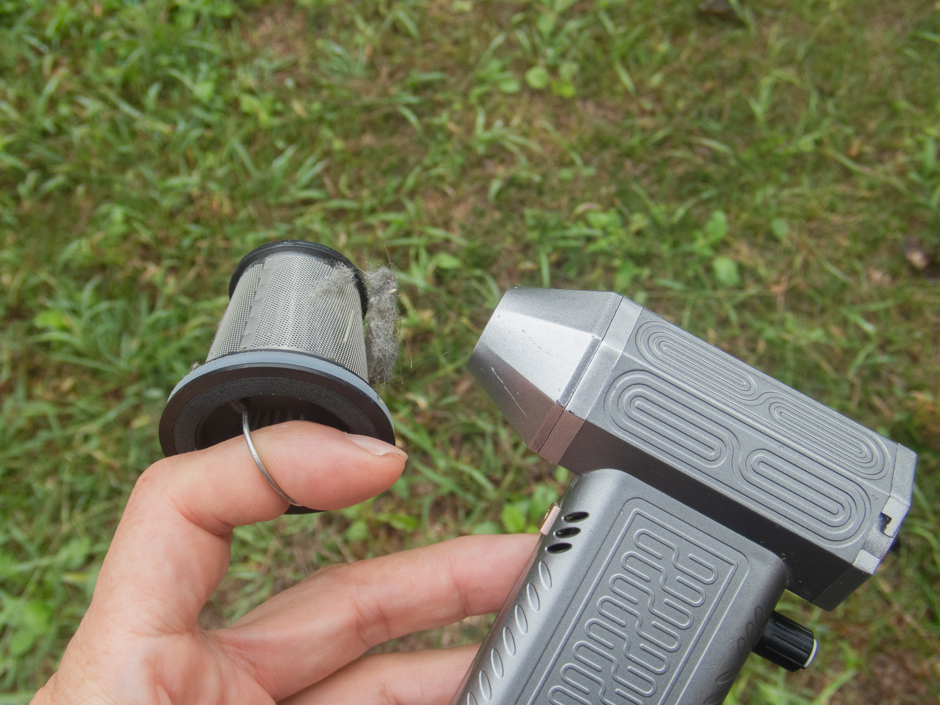 掃除機ユニットを外して、中のエアフィルターをブロワーで吹き飛ばすだけ。自分自身の掃除もできちゃうわけですな