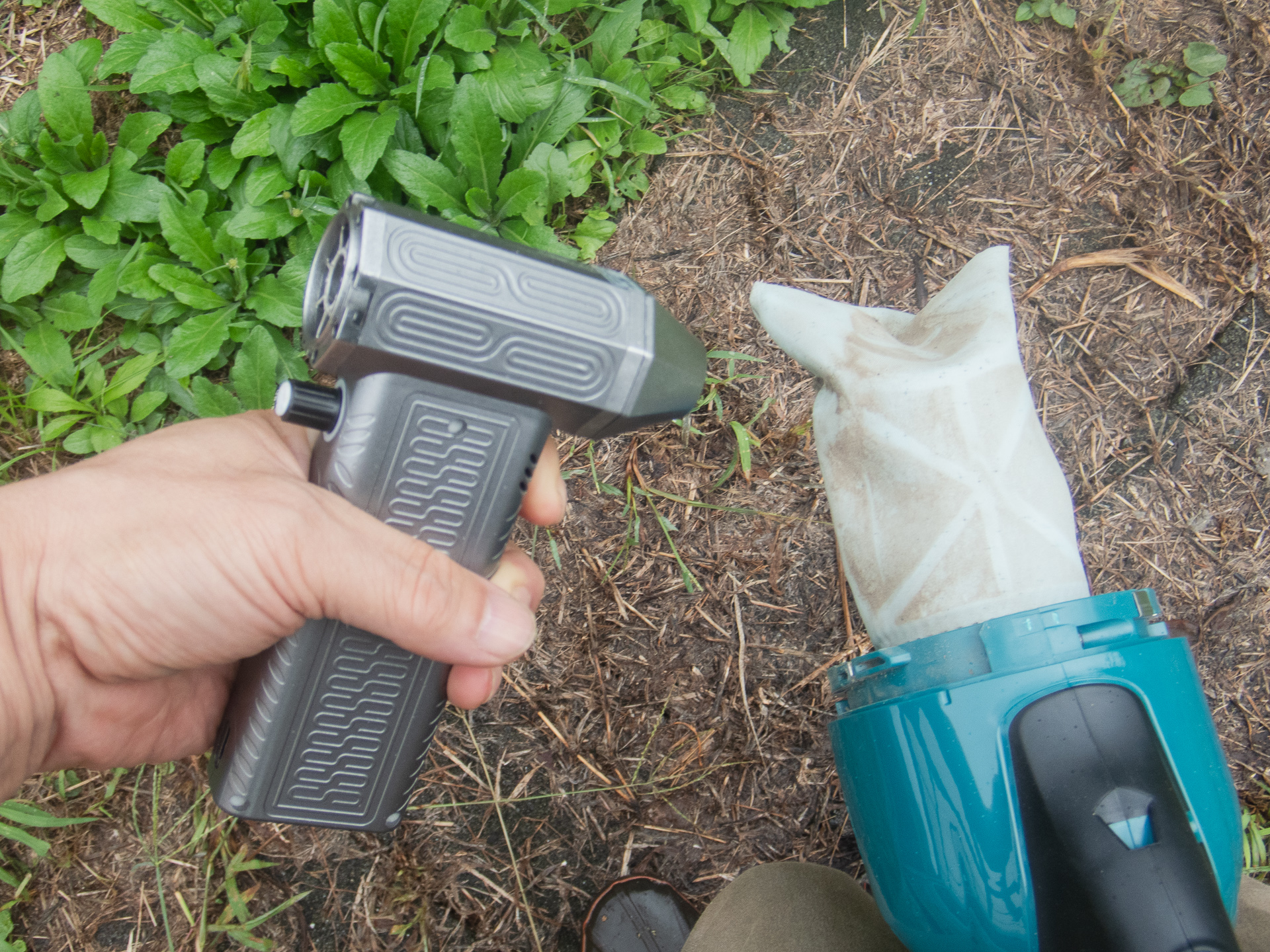 マキタ掃除機のエアフィルターもブロワーで吹けば簡単にお掃除終了。なんだったら、フィルターを外して内側から吹いてやれば完璧です