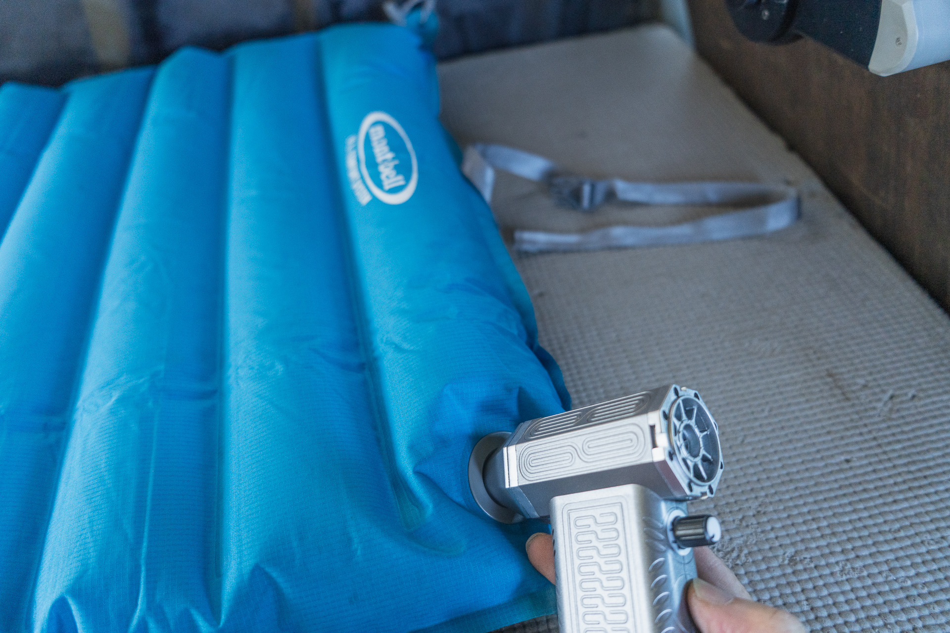 エアーマットを膨らませてみました。エアー注入用のアダプターなどは付属していないんですが、風量が多いので吹き出し口を当てるだけで無理やり膨らませることができてしまいました