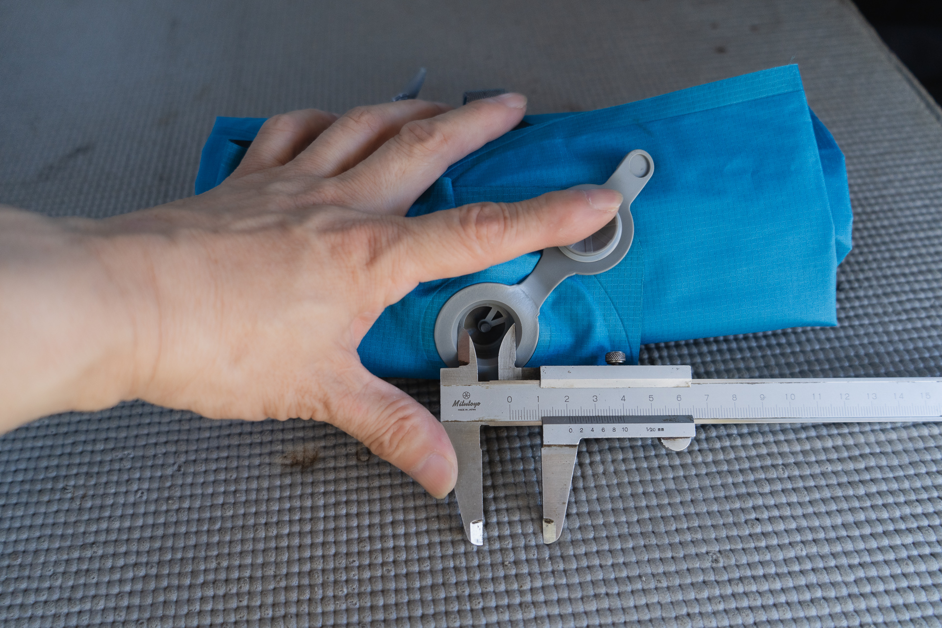 エアーマットの注入口の大きさを測ってみるとおよそ21ミリ。この前後の大きさの注入口ならエアーマットを膨らませることに使えますね。ブロワーの向きを逆にすれば、エアーマットのエア抜きもできました。エアーマットって、実はエア抜きの方がめんどくさいんですよね。助かります