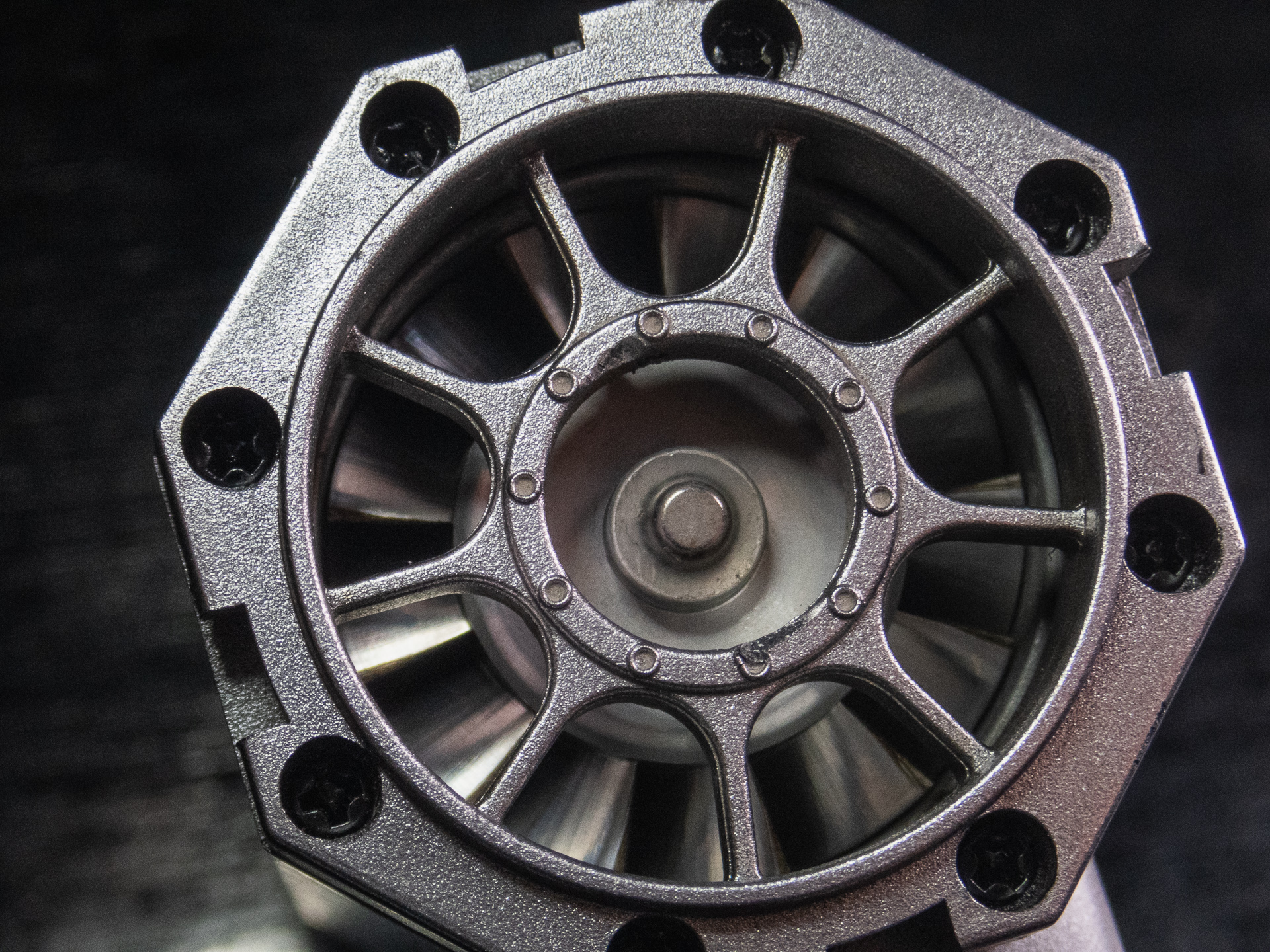 まずはエアーの吸い込み側。まるでジェットエンジンを思わせるようなインペラがついています。異物を吸い込んじゃうとインペラを壊しちゃうかな。使う時には注意しておかねばいけませんね