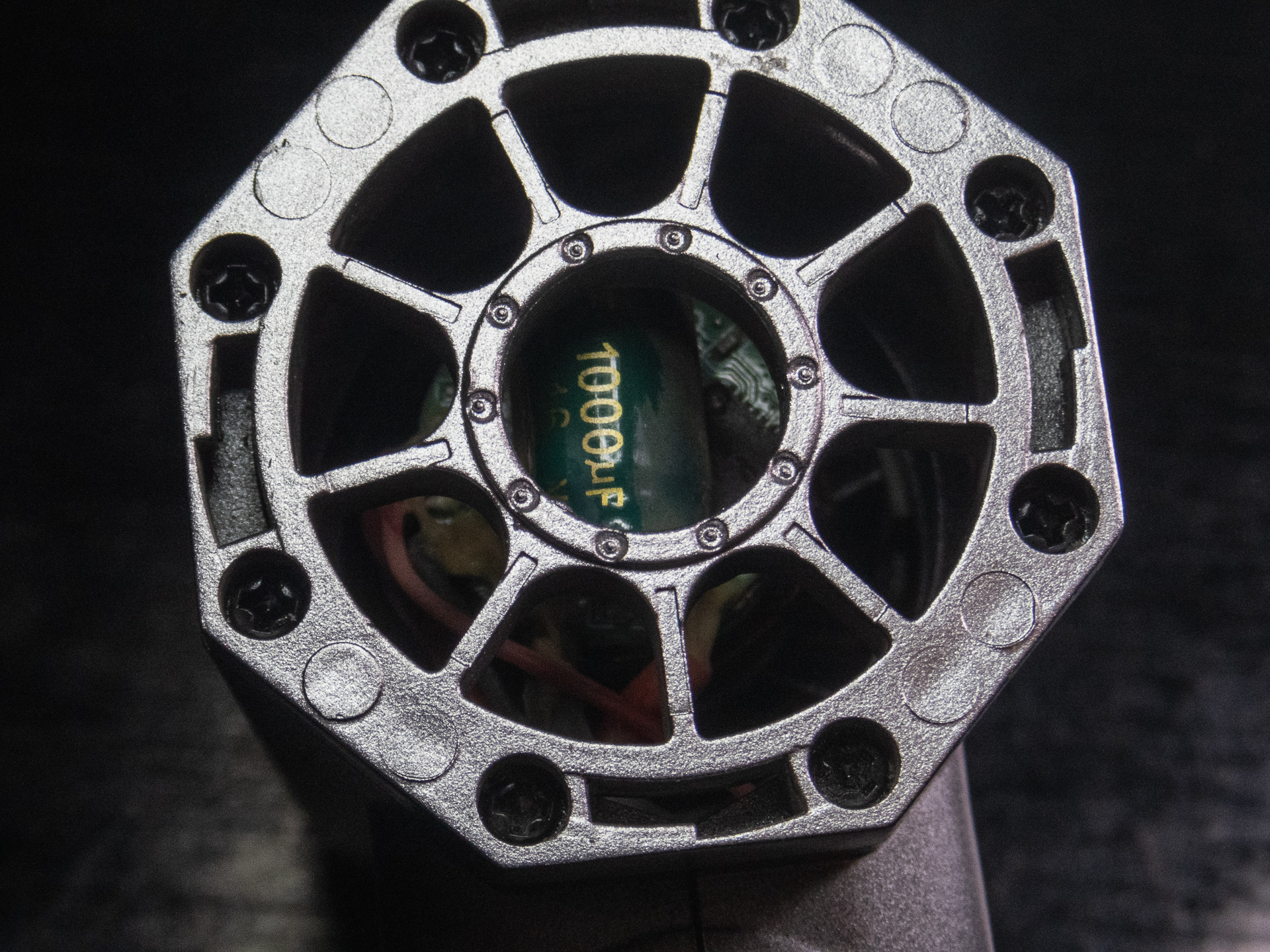 エアーの吹き出し側。こっちには回路基盤が見えています。自身が吹き出す空気で回路基盤を冷却しているってことでしょう。連続使用しているとかなり熱を持ってくるので、長時間の使用は避けた方がよさそうです