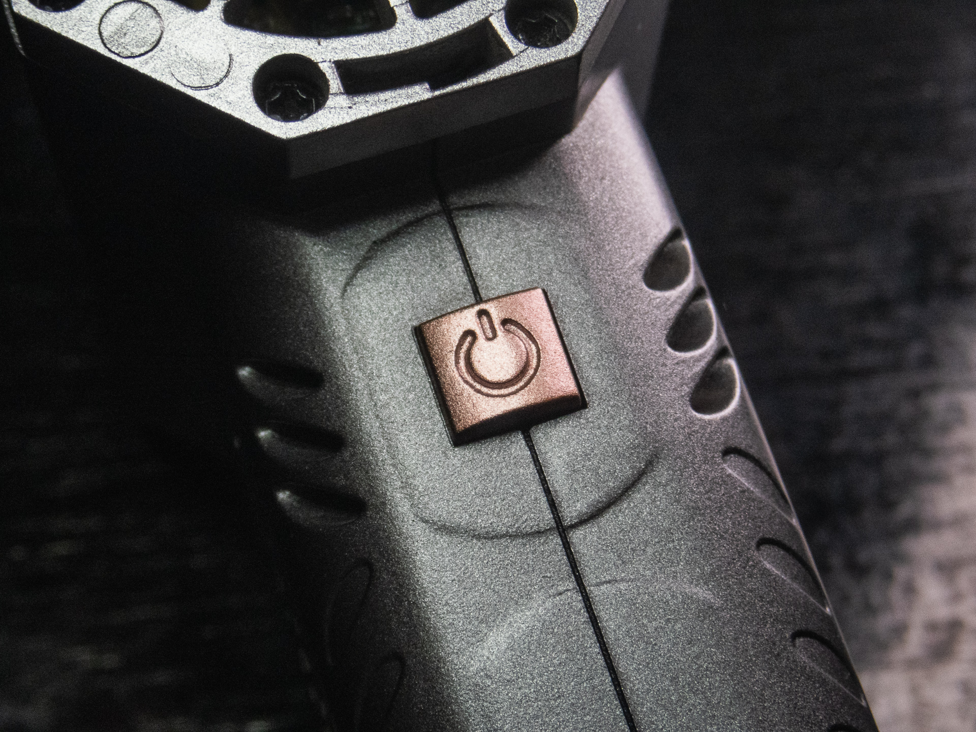 電源スイッチは押している間だけONです。ちょっと不便に感じるんだけど、発熱を考えると仕方ないかな。また、高速回転するモーターの仕様から、エアーが吹き出すまで少し間があります