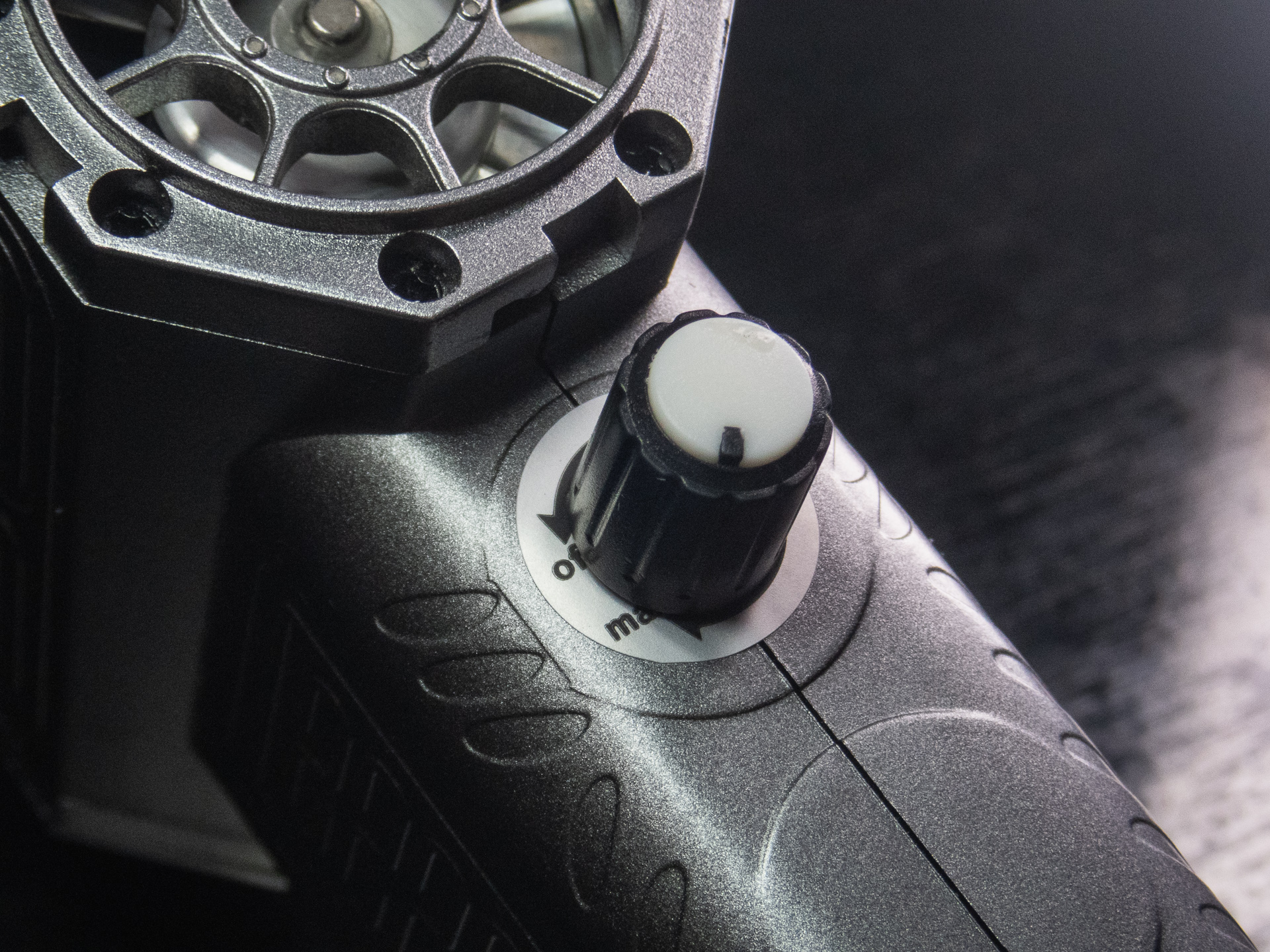 つまみでモーターの速度を無段階調整できるようになっています。ほとんどの場合、最大で使いますな。でも、レンズなどデリケートなものにエアーを当てる時は調整したほうが良いでしょう