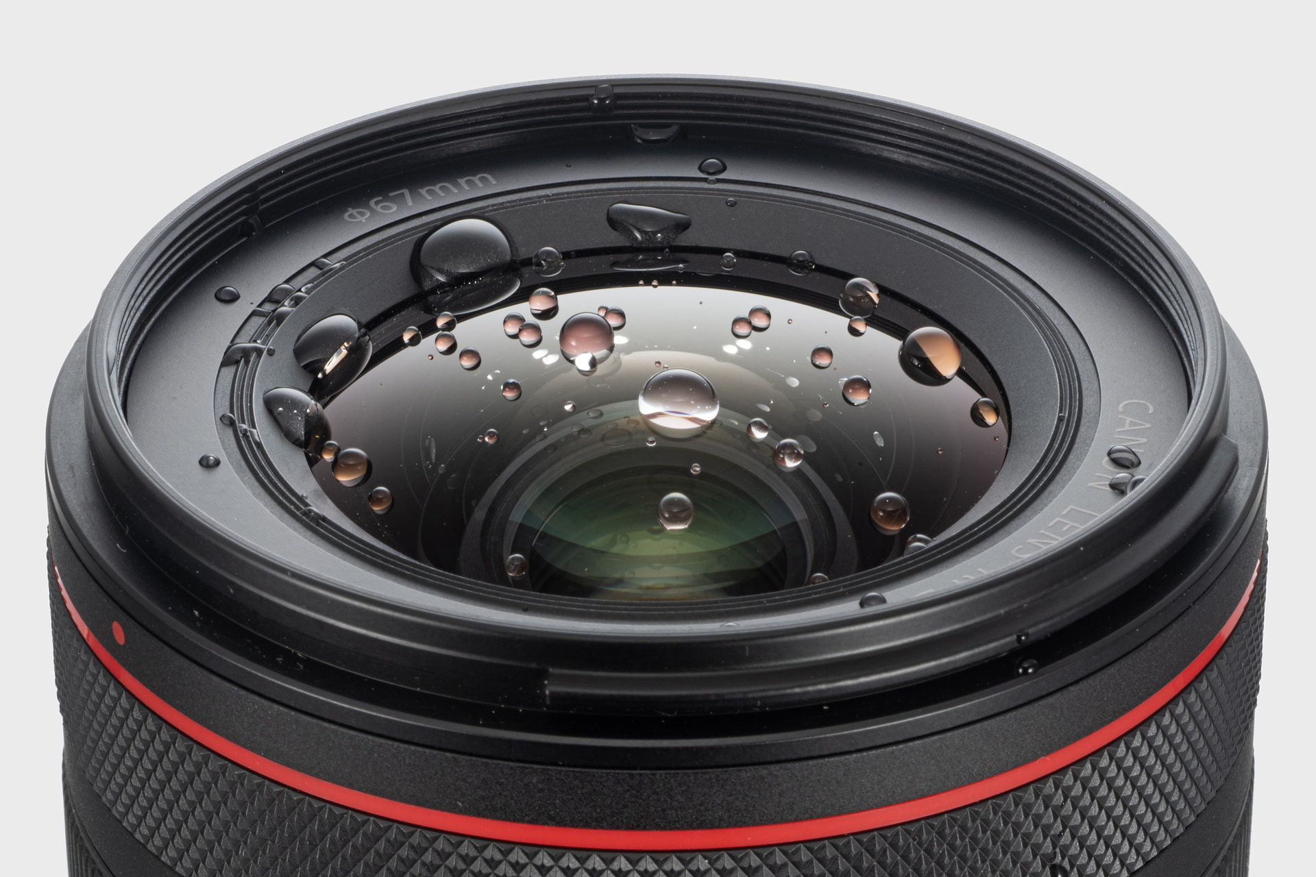 前玉にはフッ素コーティングが採用されており、水滴などが付いても手入れがしやすい。水や砂粒の付着が気になる近接撮影やローポジション撮影も臆せず行えるので、20mmの作画効果を引き出せる