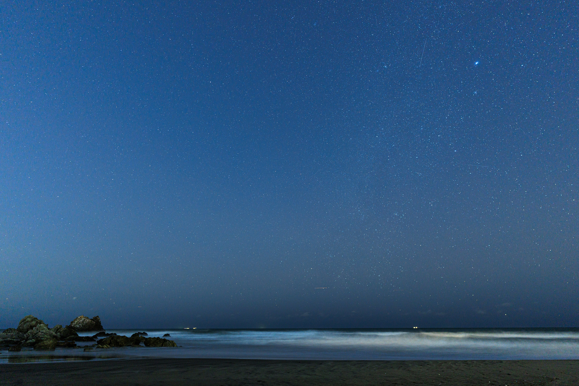 <span class="fnt-85">キヤノン EOS R5 Mark II／20mm／マニュアル露出（F1.4、10秒）／ISO 1600／WB：オート</span>