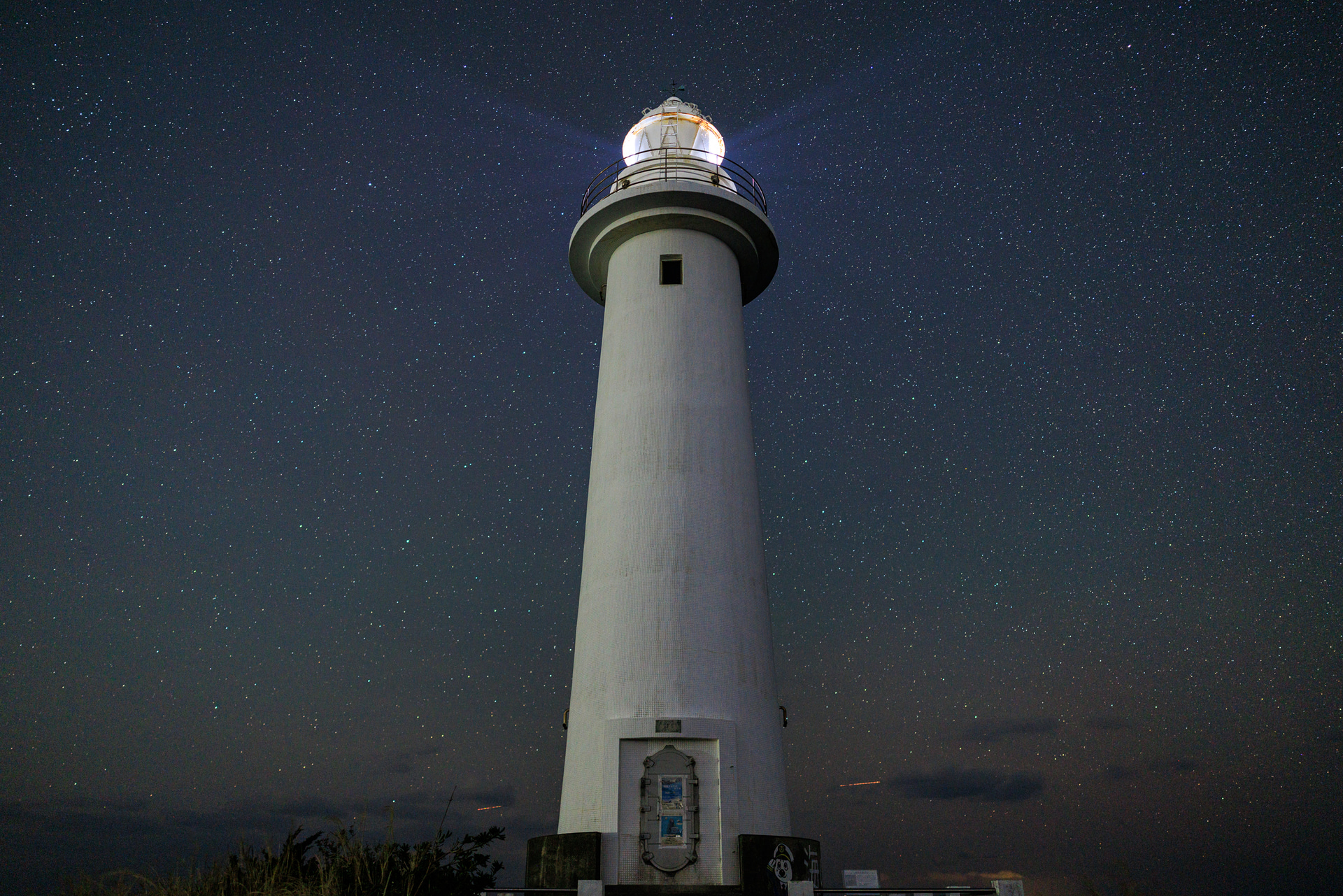 20mmの画角なら、地上風景を入れても構図に余裕があり、星空と地上の被写体のバランスが取りやすい。同じ灯台を写した右の例でも、より広く星空を写し出せている