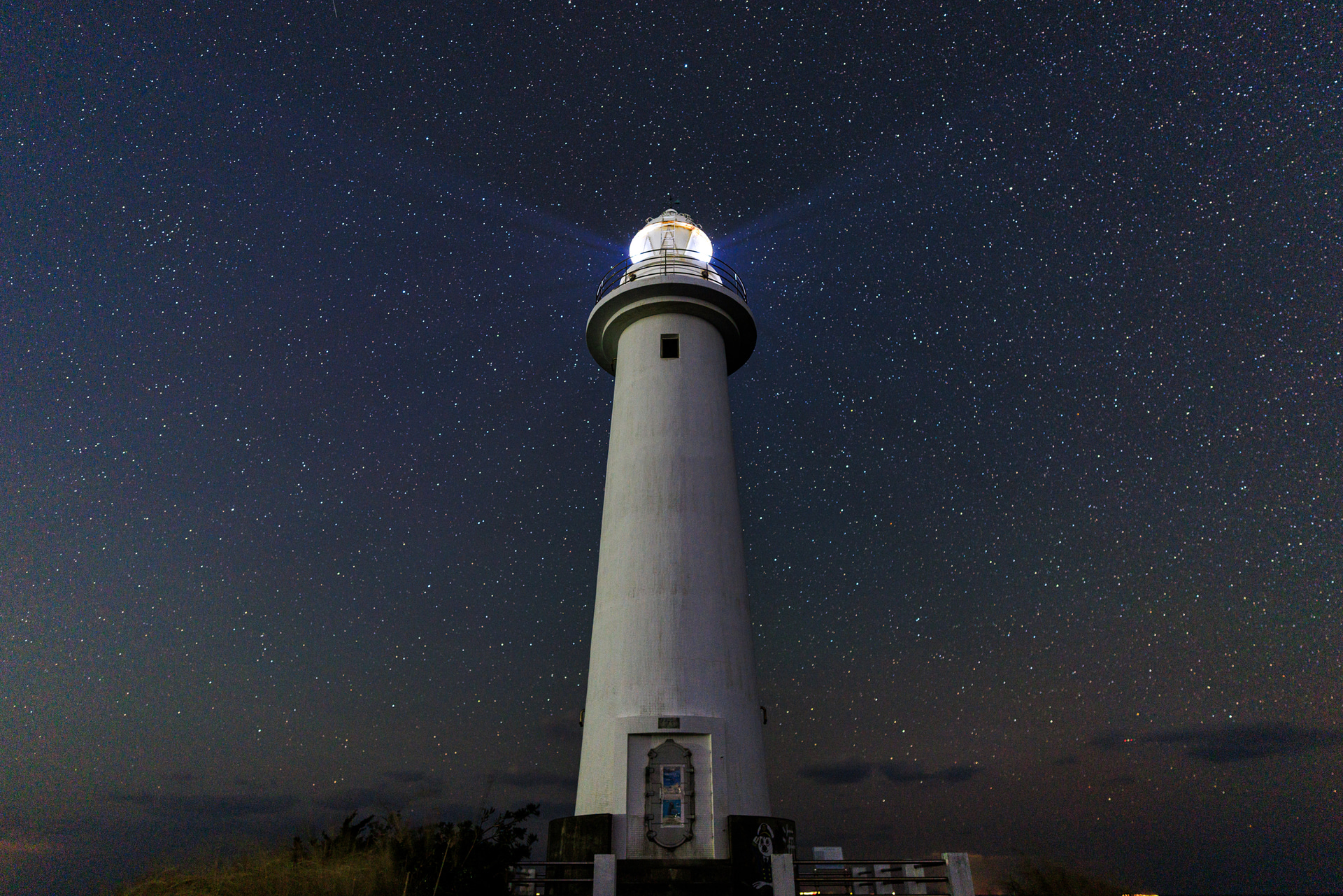 20mmの画角なら、地上風景を入れても構図に余裕があり、星空と地上の被写体のバランスが取りやすい。同じ灯台を写した右の例でも、より広く星空を写し出せている