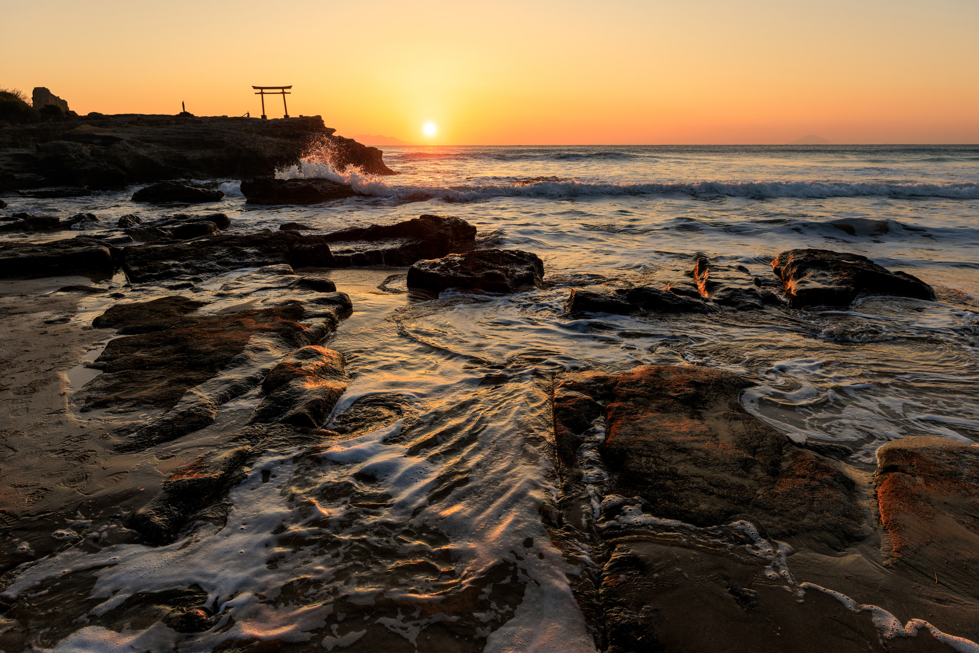 手前に岩を入れることで、超広角ならではの奥行きと広がりが生まれ、奥の鳥居や空との距離感がぐっと引き立つ。F5.6まで絞り、質感を細やかに描写することで、朝の空気を丸ごと写真にとじ込めた<br><span class="fnt-85">キヤノン EOS R5 Mark II／20mm／絞り優先AE（F5.6、1/250秒、－1.0EV）／ISO 200／WB：オート</span>