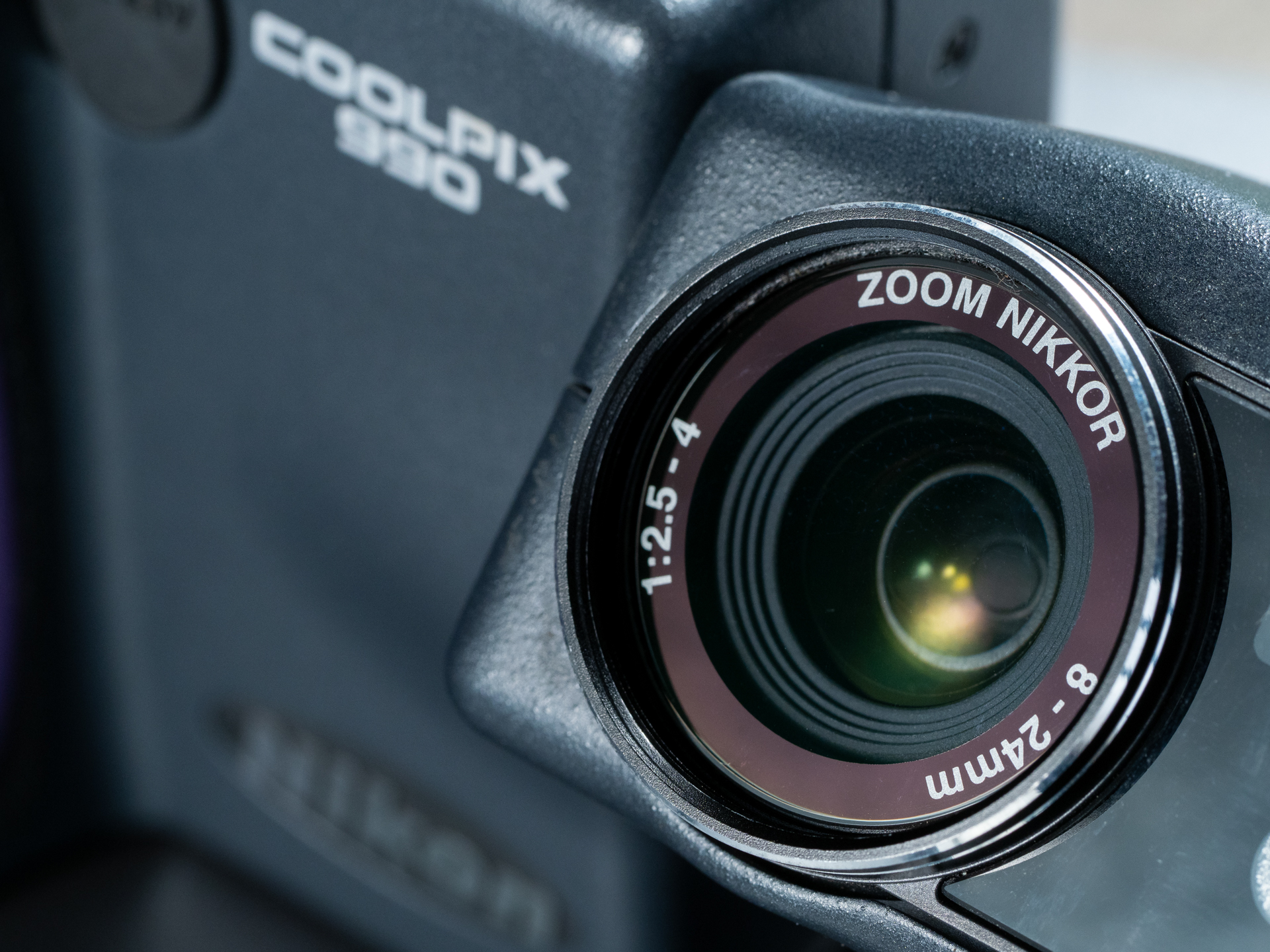 搭載レンズにNIKKOR銘があるだけでも本気な感じがするわけです。ワイド端とテレ端の開放Fナンバーは1段ほどの違いがあります。ワイド・テレのコンバージョンレンズも用意されました。