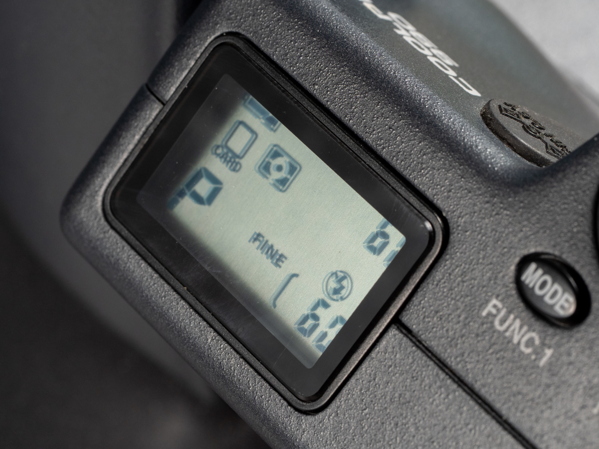 カメラ上部の液晶パネルですが、ニコンデジタル一眼レフのそれに合わせているようですね。経年変化でのシミもなく視認性は良好です。
