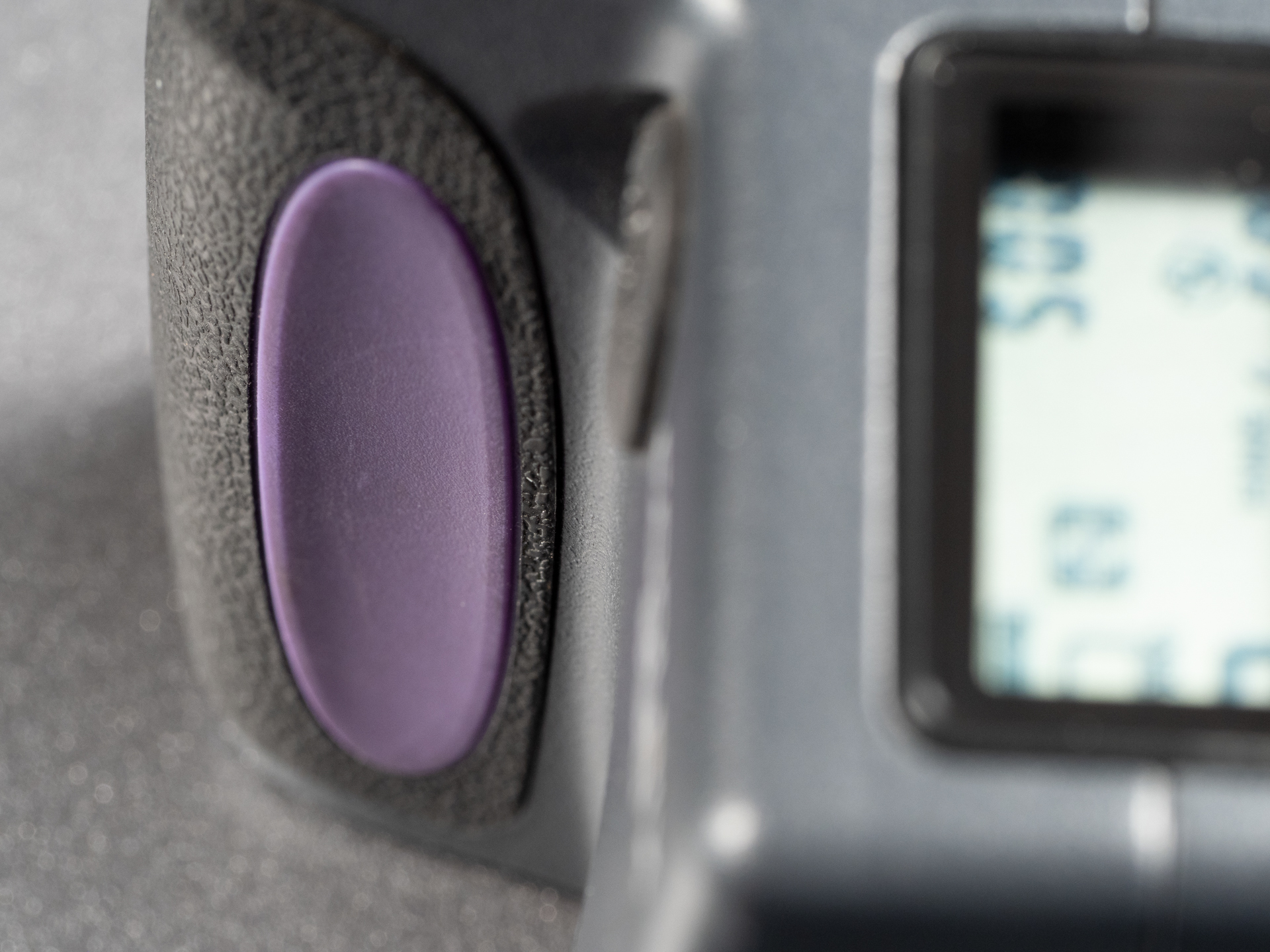 ニコンF5が出てきた時でしたか、グリップ部の滑り止めを担う赤いラバーを通称「タラコ」と言っていたことを思い出しました。本気では紫色ですが、縁起を担いだのでしょうか。