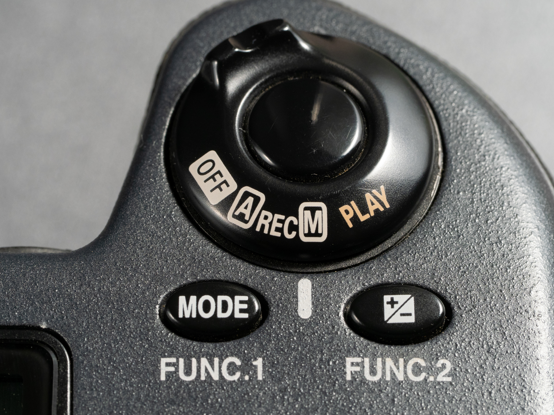 電源ダイヤルですが、ここに「PLAY」機能を持たせてしまうというのは、再生ボタンをケチったのでしょうか。